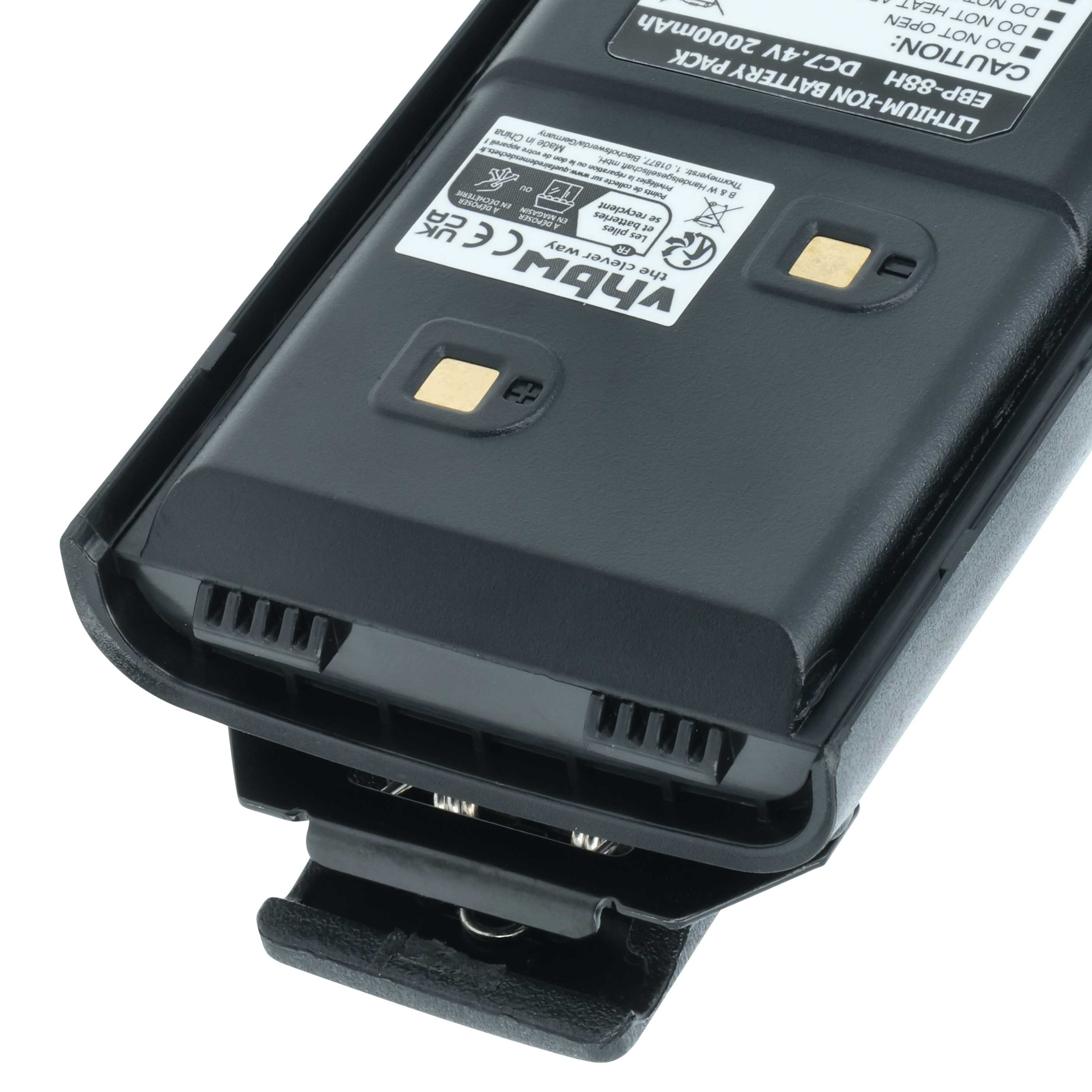 Ein schwarzer Lithium-Ionen-Akku mit Etiketten und einem schwarzen Clip. Es befindet sich auf weißem Grund.