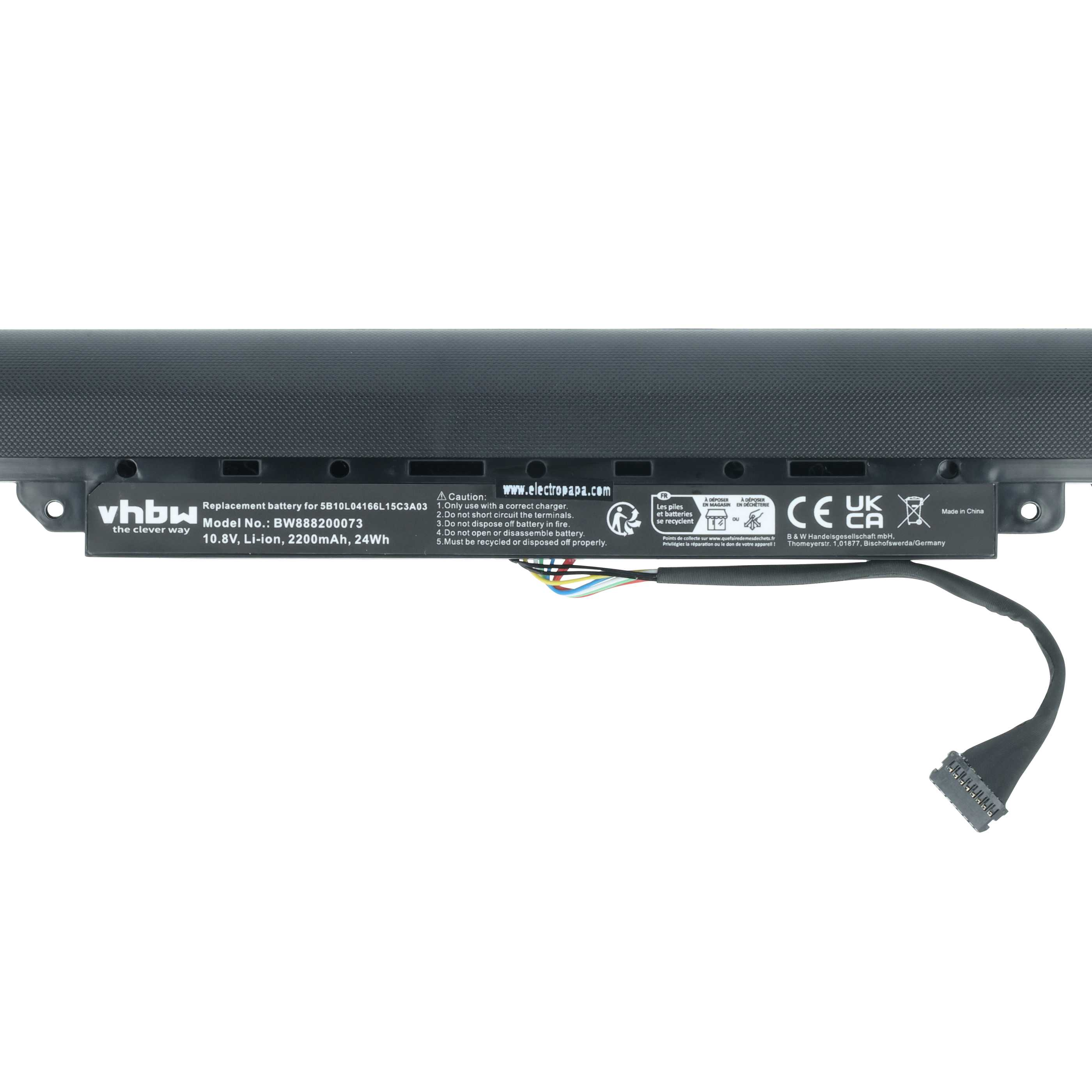 Laptop-Akku mit Etikettendetails und Stecker. Schwarzer Akku mit Text und Warnhinweisen, grauer Hintergrund.