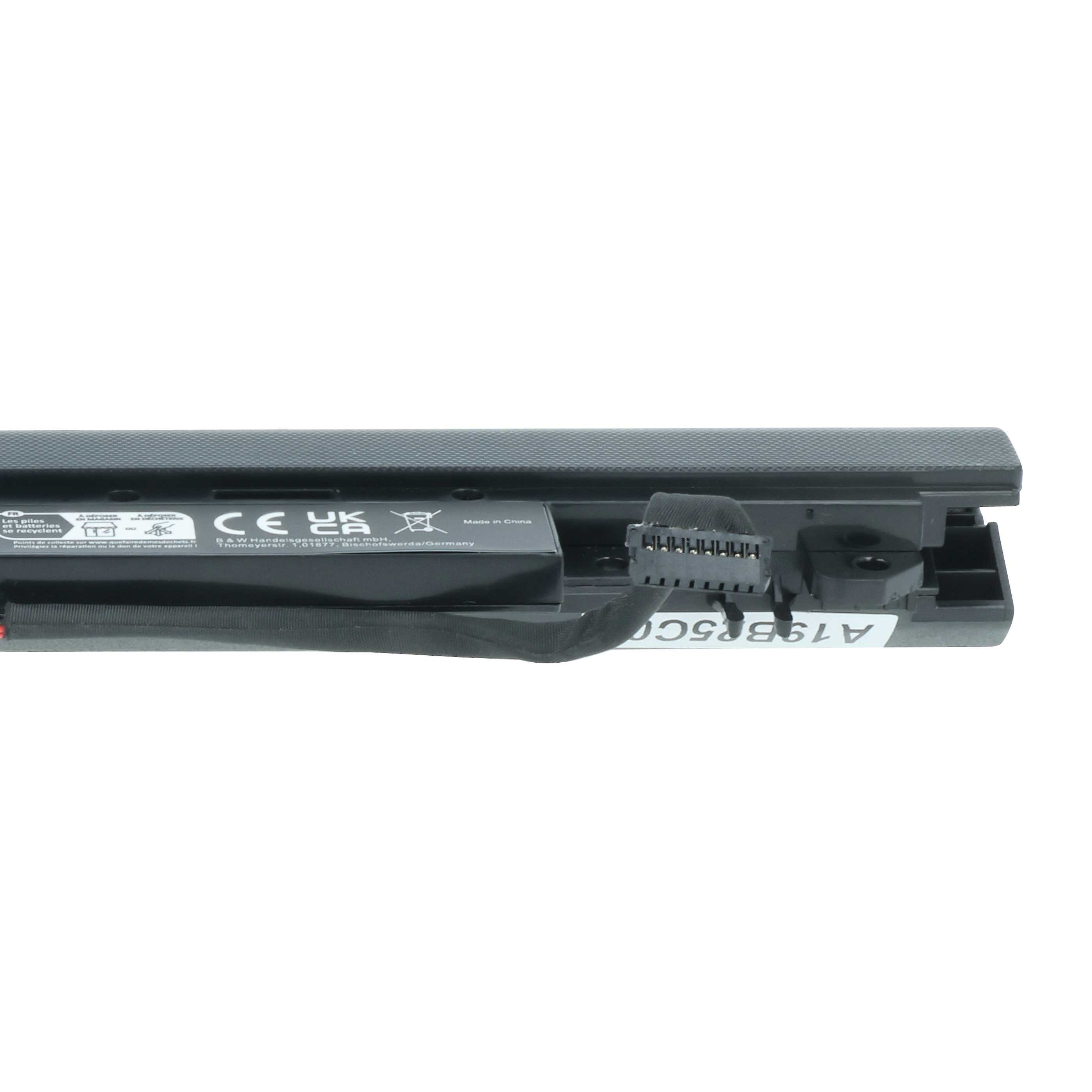 Ein Laptop-Akku. Schwarzes Kunststoffgehäuse mit Stecker und Etiketten. Weißer Hintergrund.