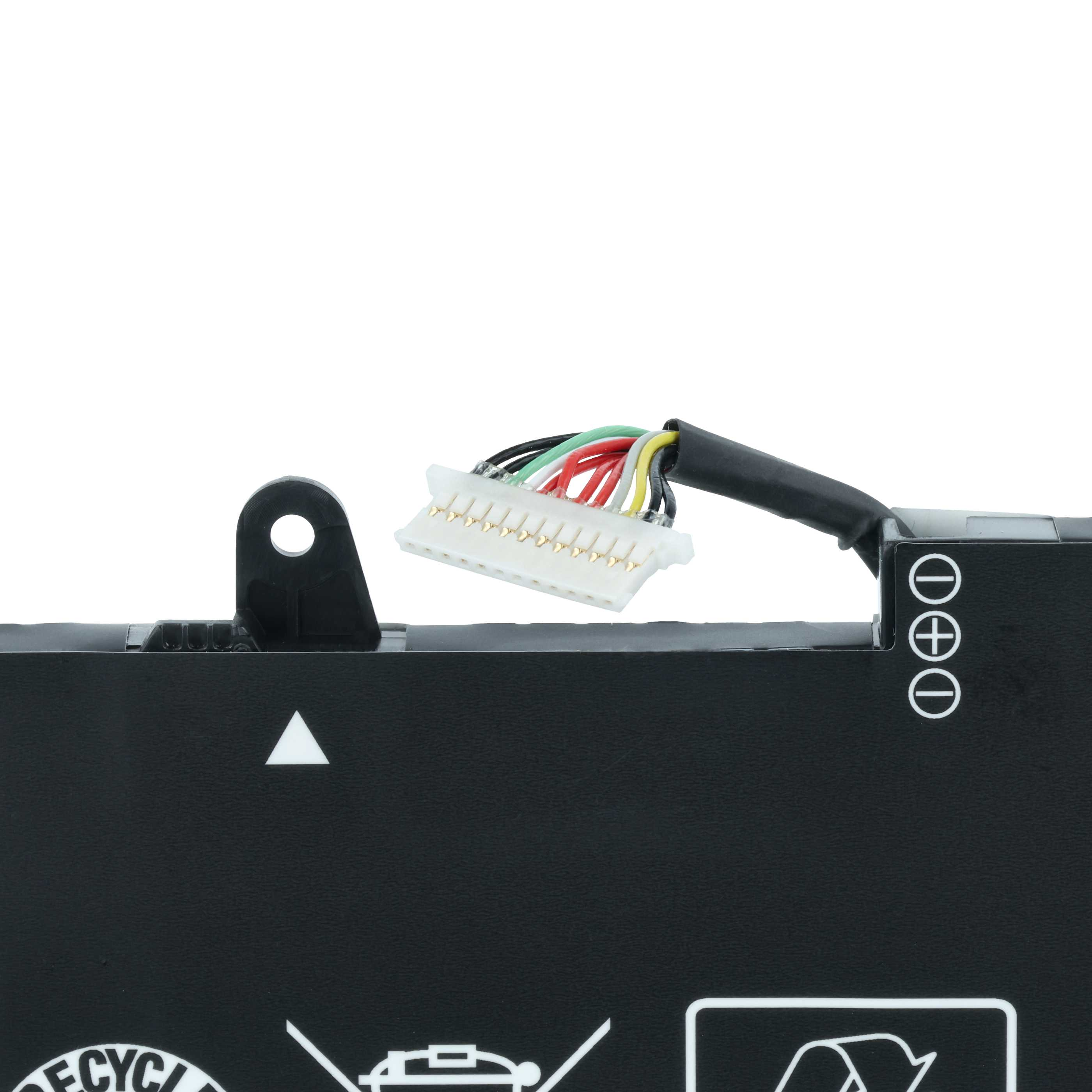Nahaufnahme eines schwarzen Laptop-Akkus mit weißem Stecker und farbigen Drähten, isoliert auf Weiß.