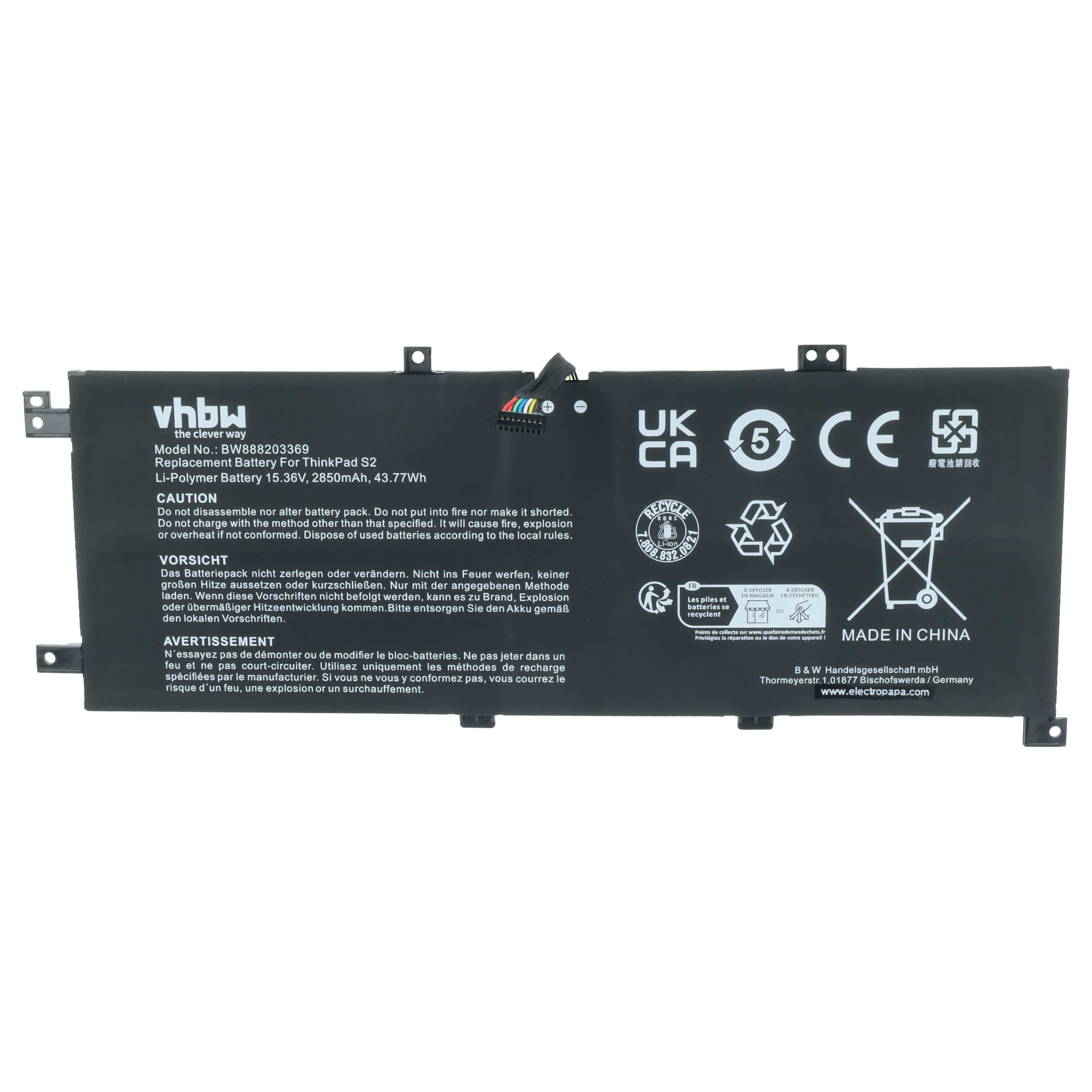 Schwarzer Laptop-Akku mit Text. Er enthält Warnungen, Modellinfos und Recyclingsymbole. Hergestellt in China.