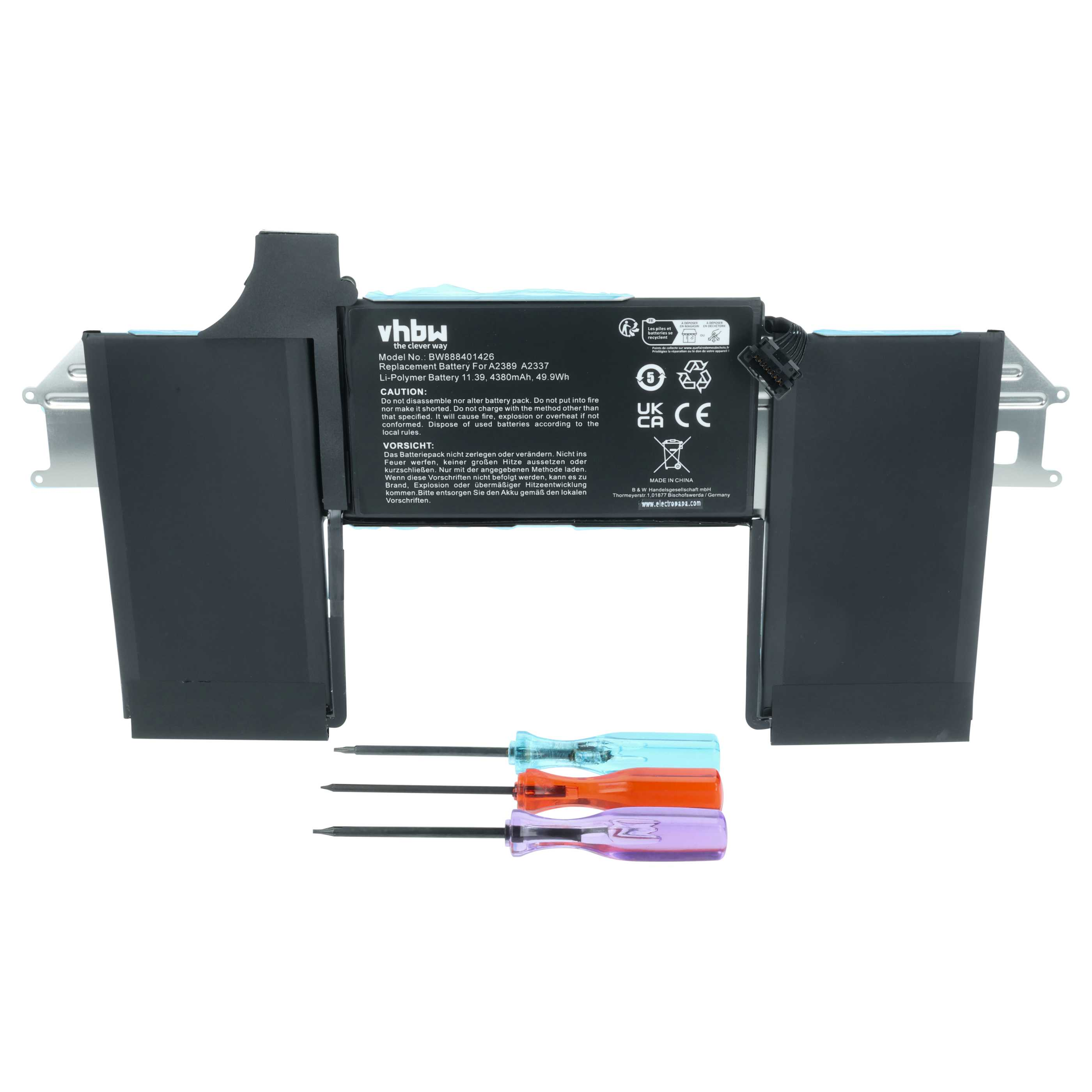 Batterie, Metallrahmen und drei farbige Schraubendreher auf weißem Untergrund. Die Batterie hat Etiketten und Warnhinweise.