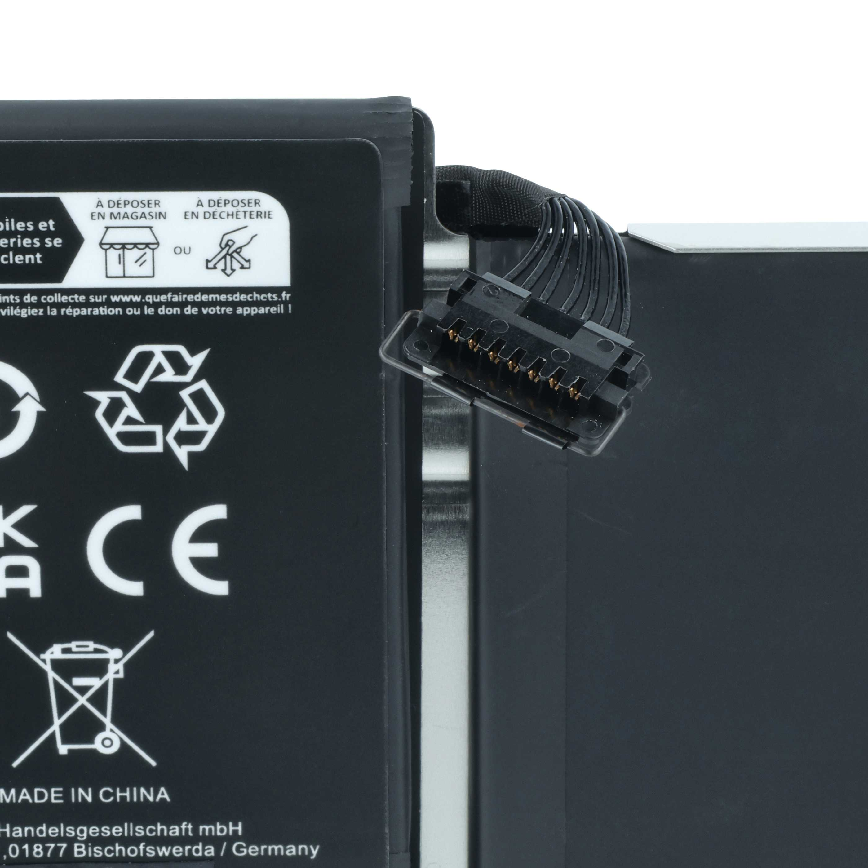 Nahaufnahme eines schwarzen Akkus mit Anschluss und Recycling-Symbolen. Text auf Französisch und Made in China.