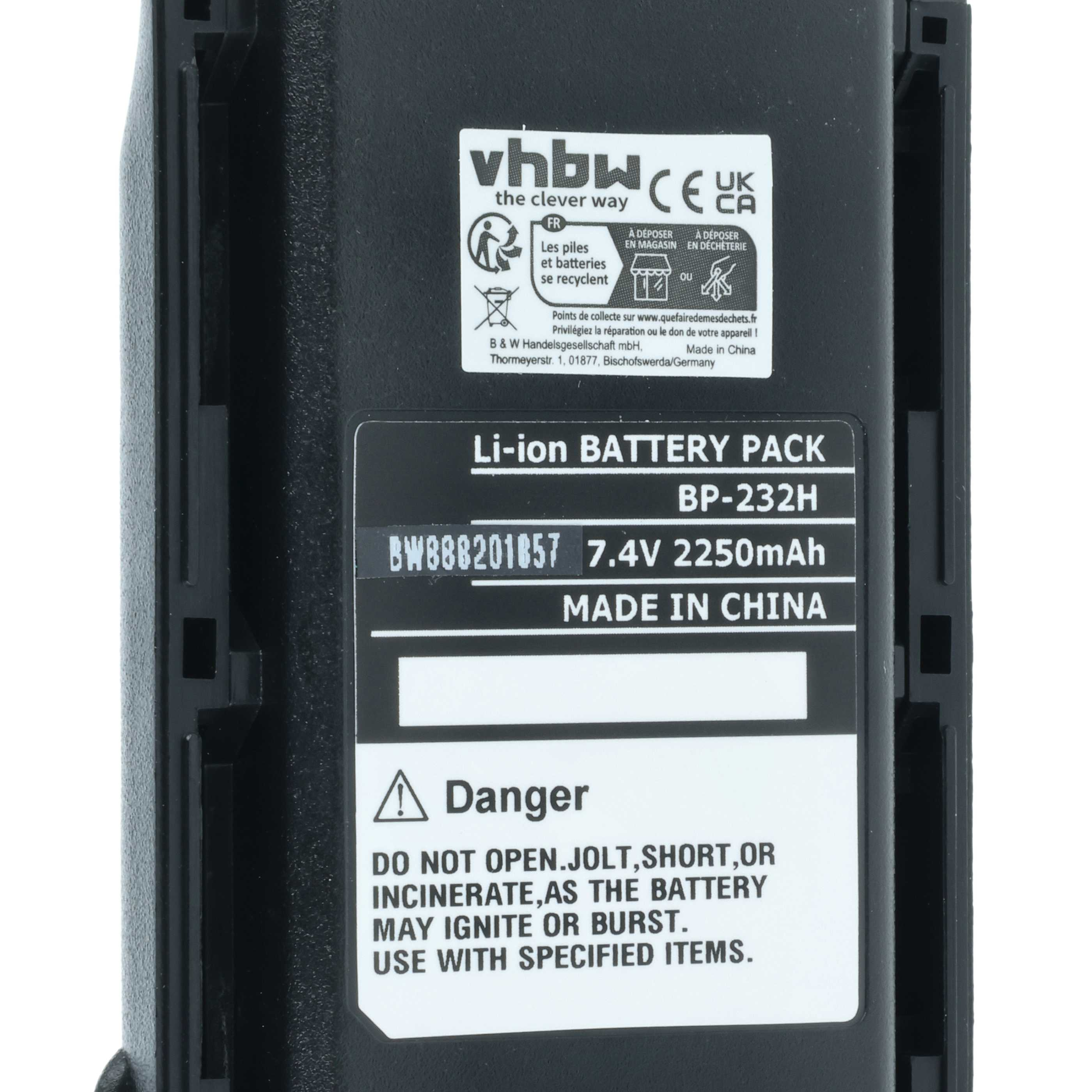 Ein schwarzes Akku-Pack mit weißen Etiketten. Text enthält: 'Li-ion Battery Pack', 'Danger' und '7.4V 2250mAh'.