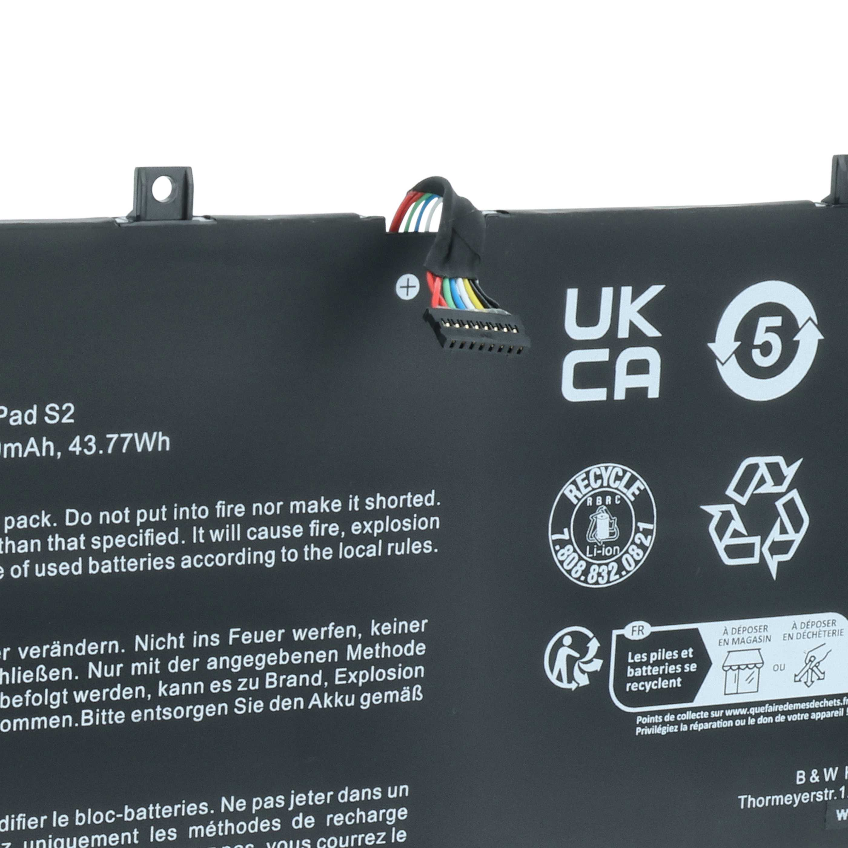 Ein Akkupack mit Stecker und verschiedenen Recycling-Symbolen und Warnhinweisen auf der Oberfläche.