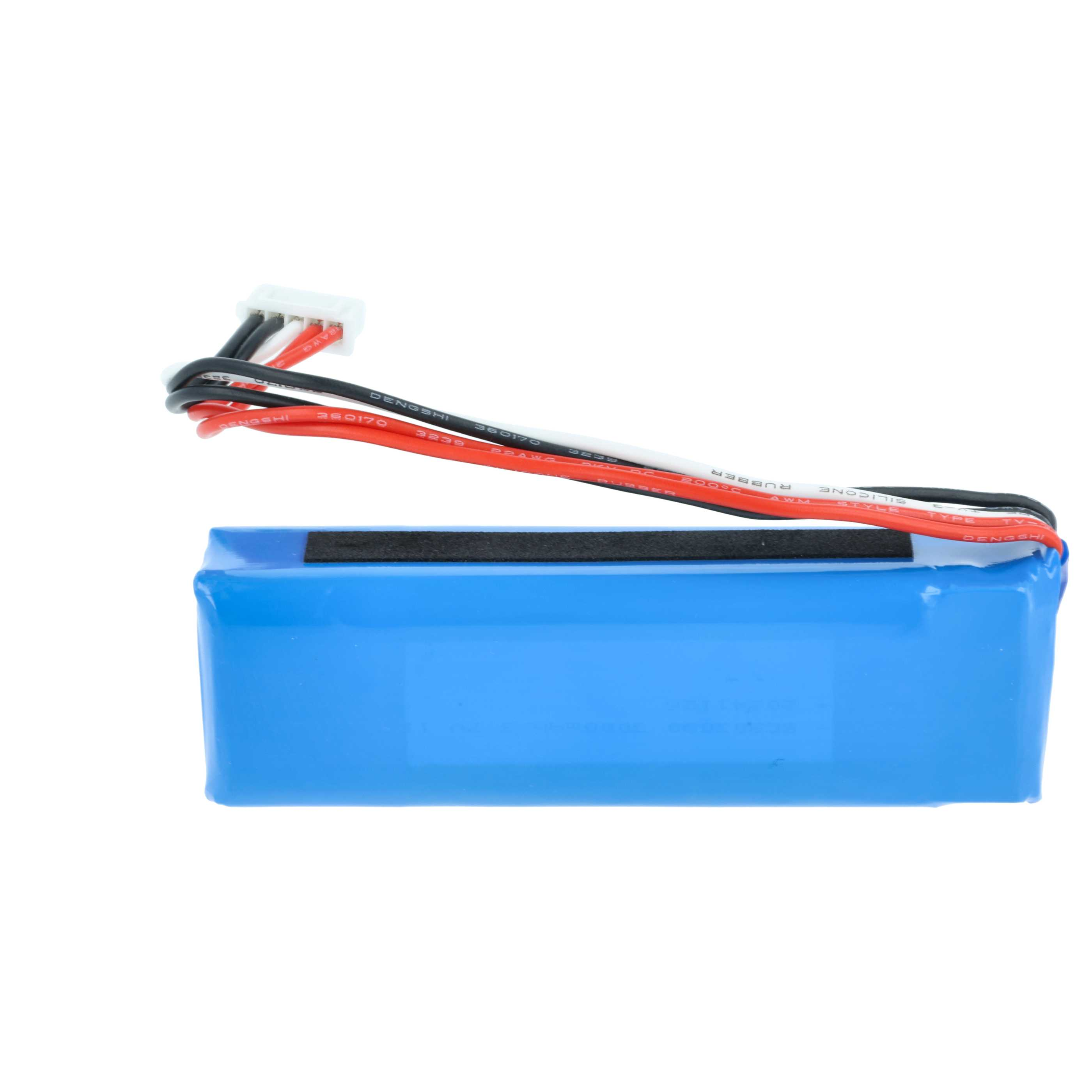 Ein blauer rechteckiger Akku mit Drähten und einem weißen Stecker. Die Drähte sind rot, schwarz und weiß.