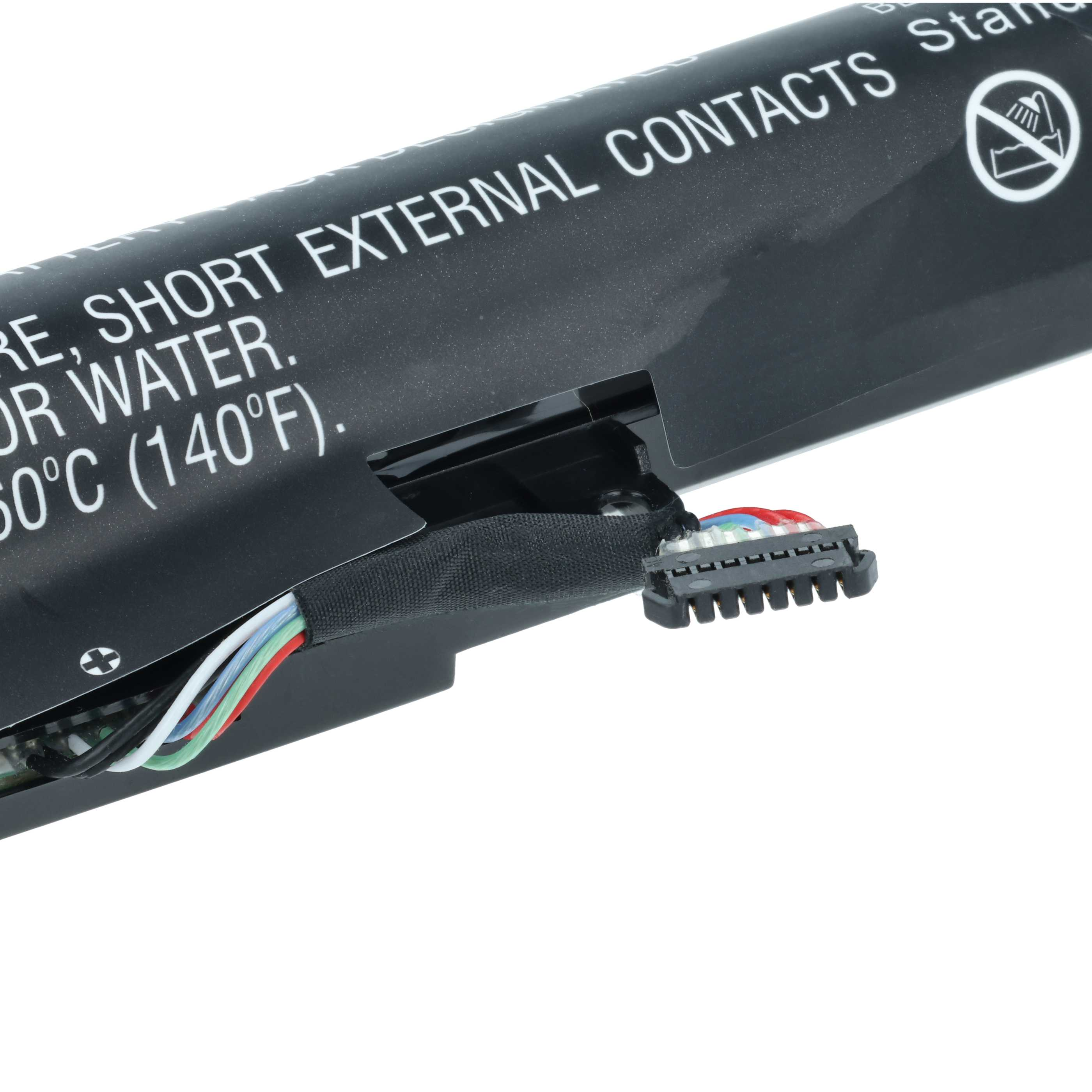 Nahaufnahme einer Batterie mit schwarzem Etikett. Text auf dem Etikett lautet 'Short External Contacts'. Drähte und Stecker sind sichtbar.