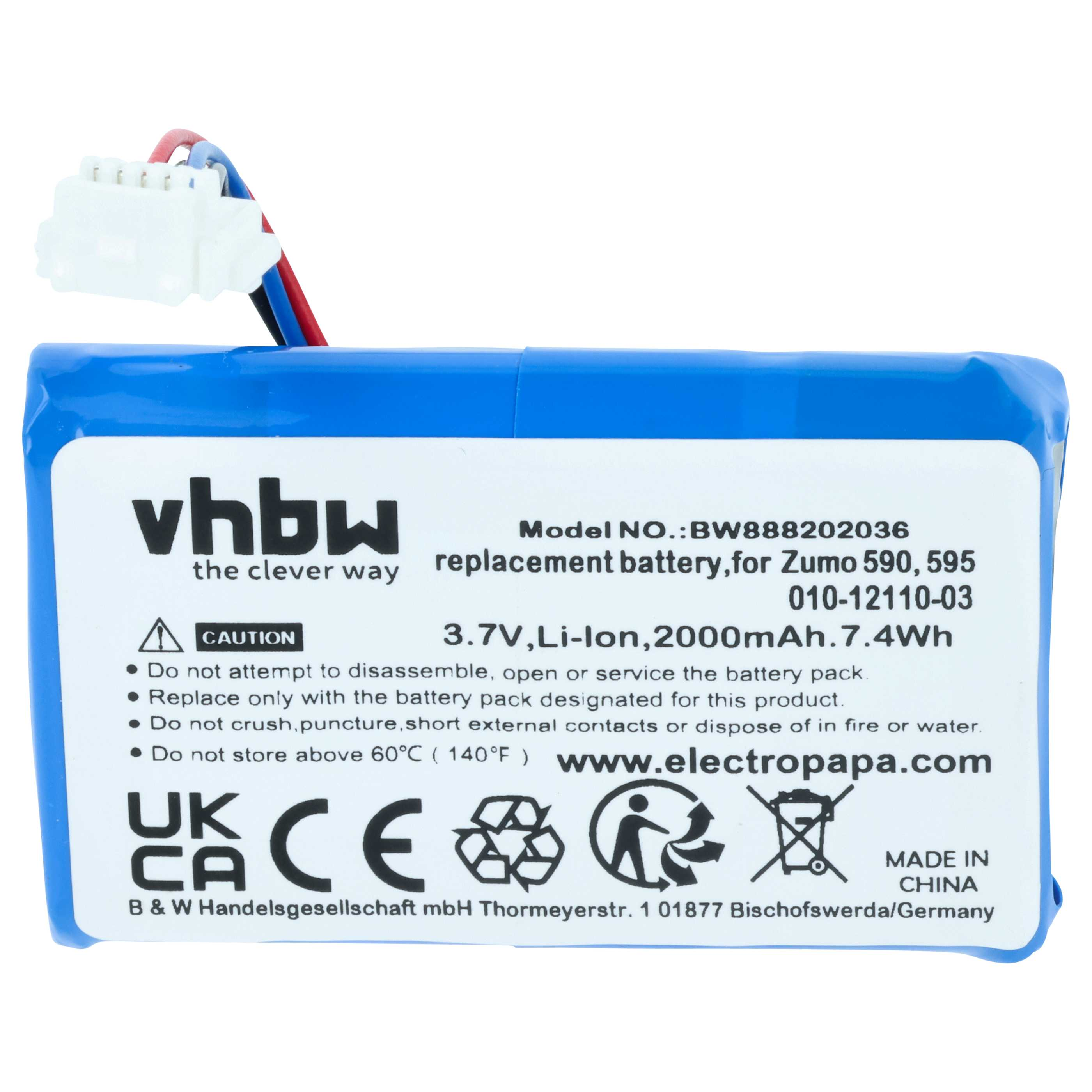 Blauer rechteckiger Akku mit weißem Text und einem Stecker mit farbigen Drähten. Text sagt Vorsicht und Akku-Info.