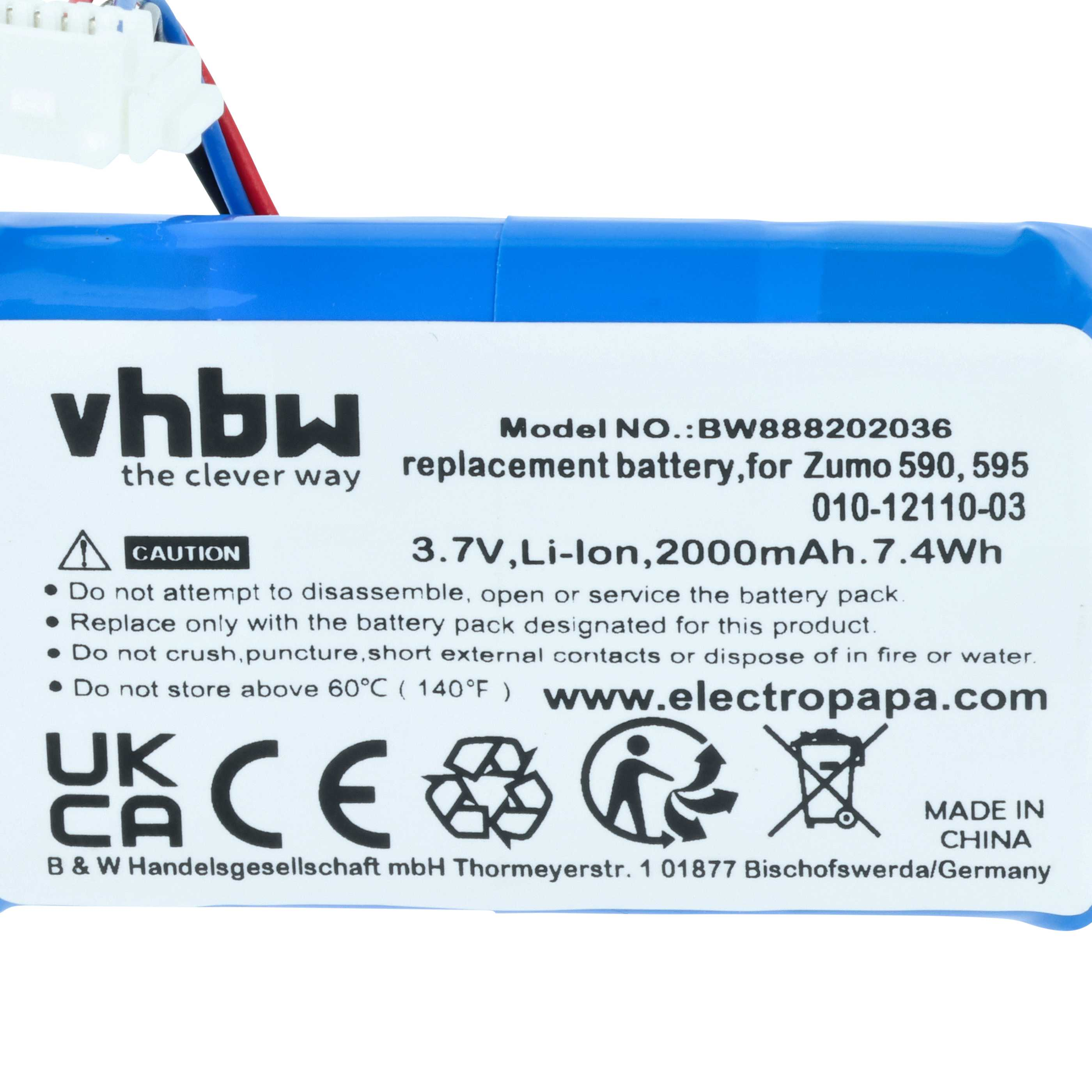 Batteriepack mit weißem Etikett. Text in mehreren Sprachen, Warnsymbole. Blauer Batterierand, weißer Stecker mit Drähten.