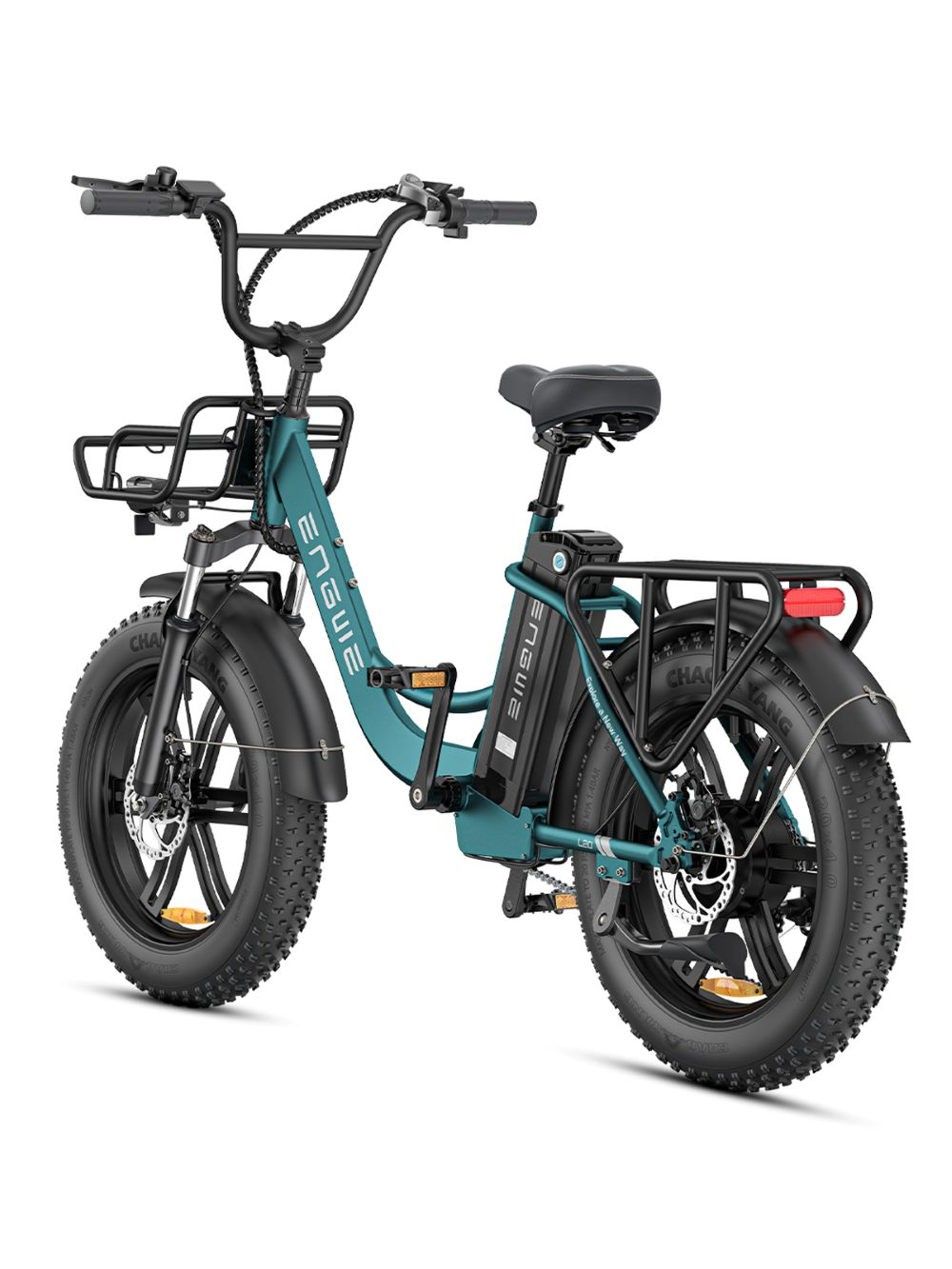 Una bicicleta eléctrica ENGWE de color verde azulado con neumáticos gruesos, guardabarros negros, una cesta y un portaequipajes trasero.