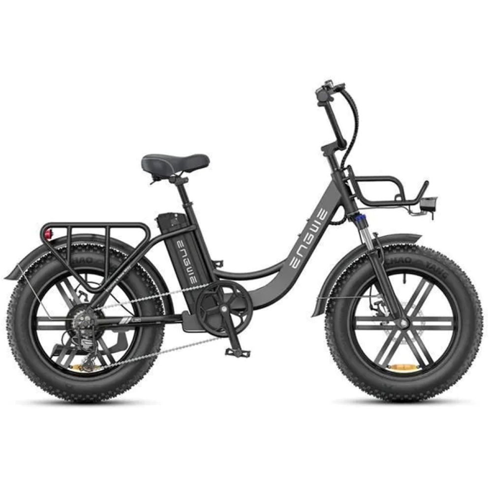 Una bicicleta eléctrica ENGWE negra. Tiene neumáticos gruesos, un portaequipajes trasero y una cesta delantera. La bicicleta está sobre un fondo blanco.