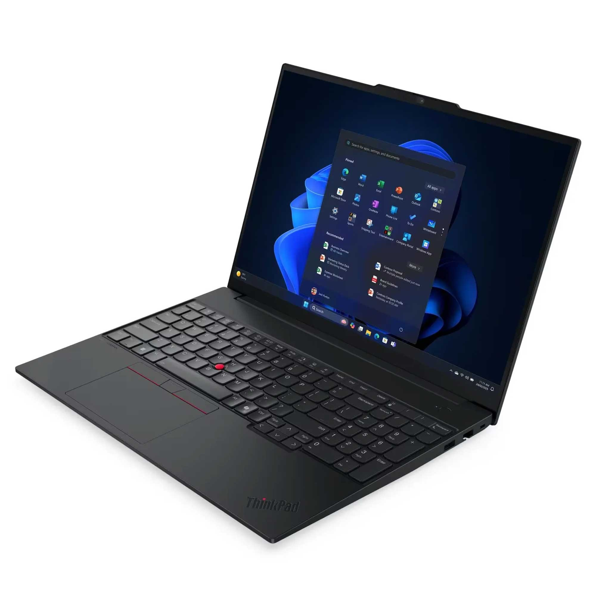 Windows 11 arayüzünü gösteren açık ekranlı siyah dizüstü bilgisayar. Klavye görünür, önünde ThinkPad logosu.
