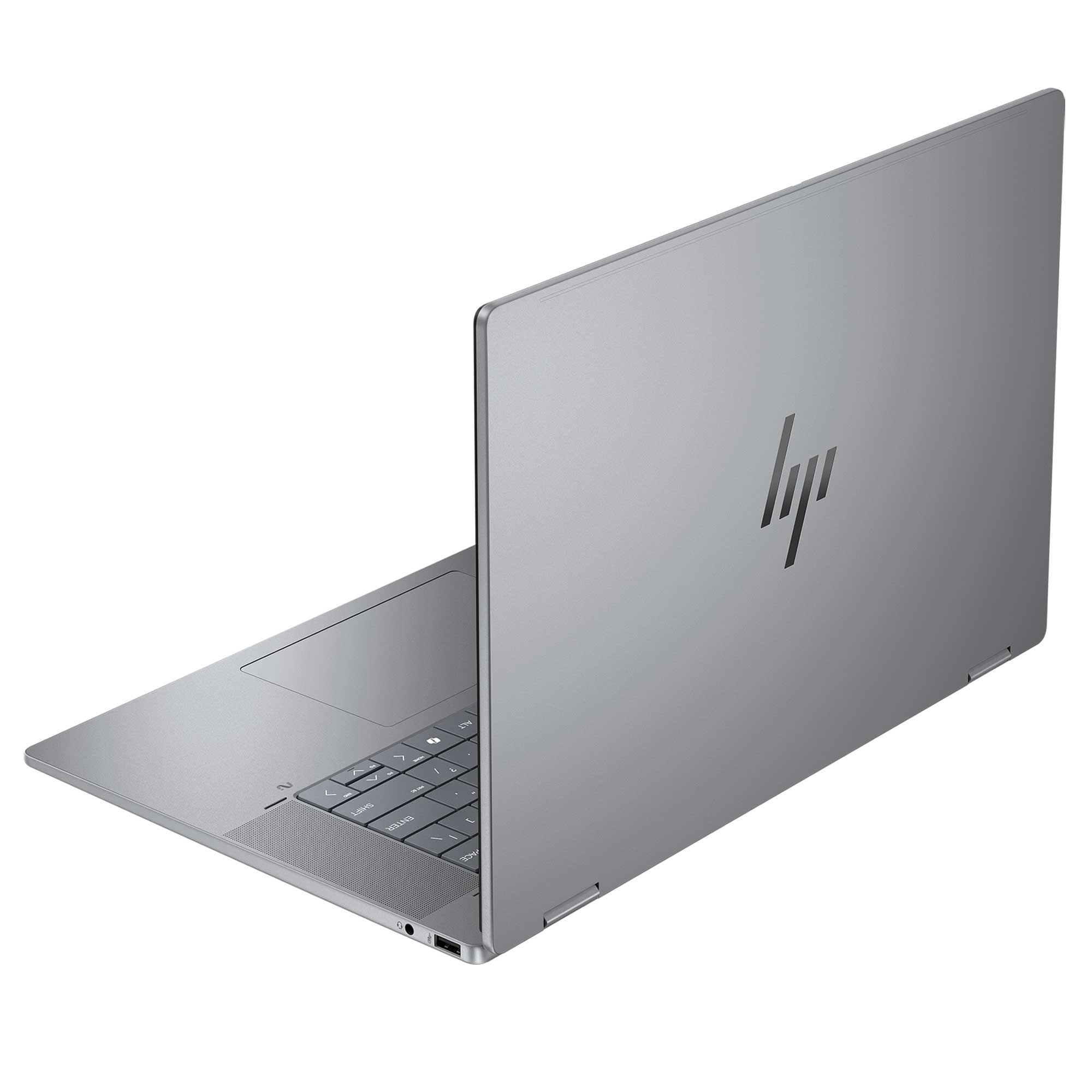 Gümüş renkli bir HP dizüstü bilgisayar açık. Ekran geriye doğru eğik. Klavyede HP logosu görülüyor.