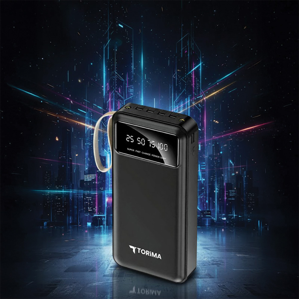 Dijital ekranında pil seviyelerini gösteren siyah bir Torima powerbank. Şehir ve ışık arka planı ile yansıtıcı bir yüzey üzerinde.