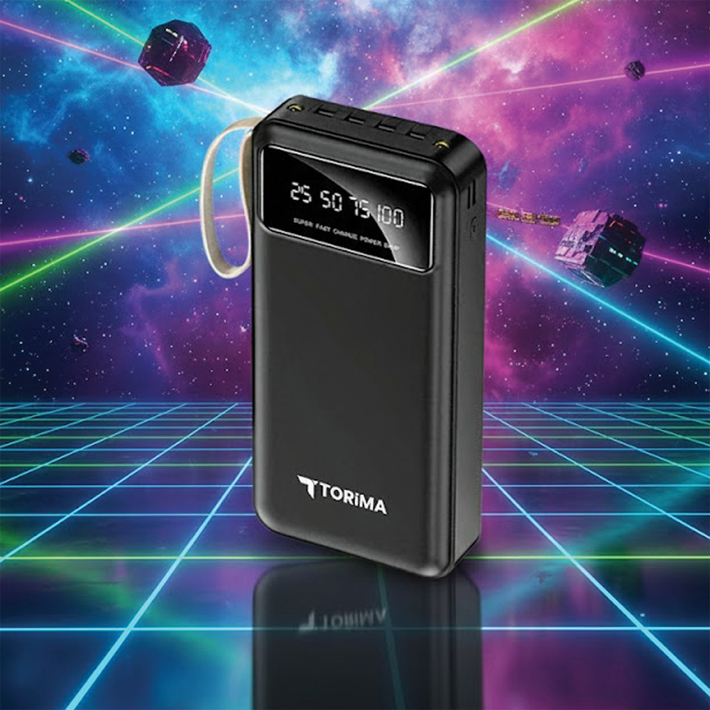 Şarj seviyelerini gösteren dijital ekranlı siyah powerbank. Neon ızgaralı ve yüzen geometrik şekilli fütüristik arka plan.