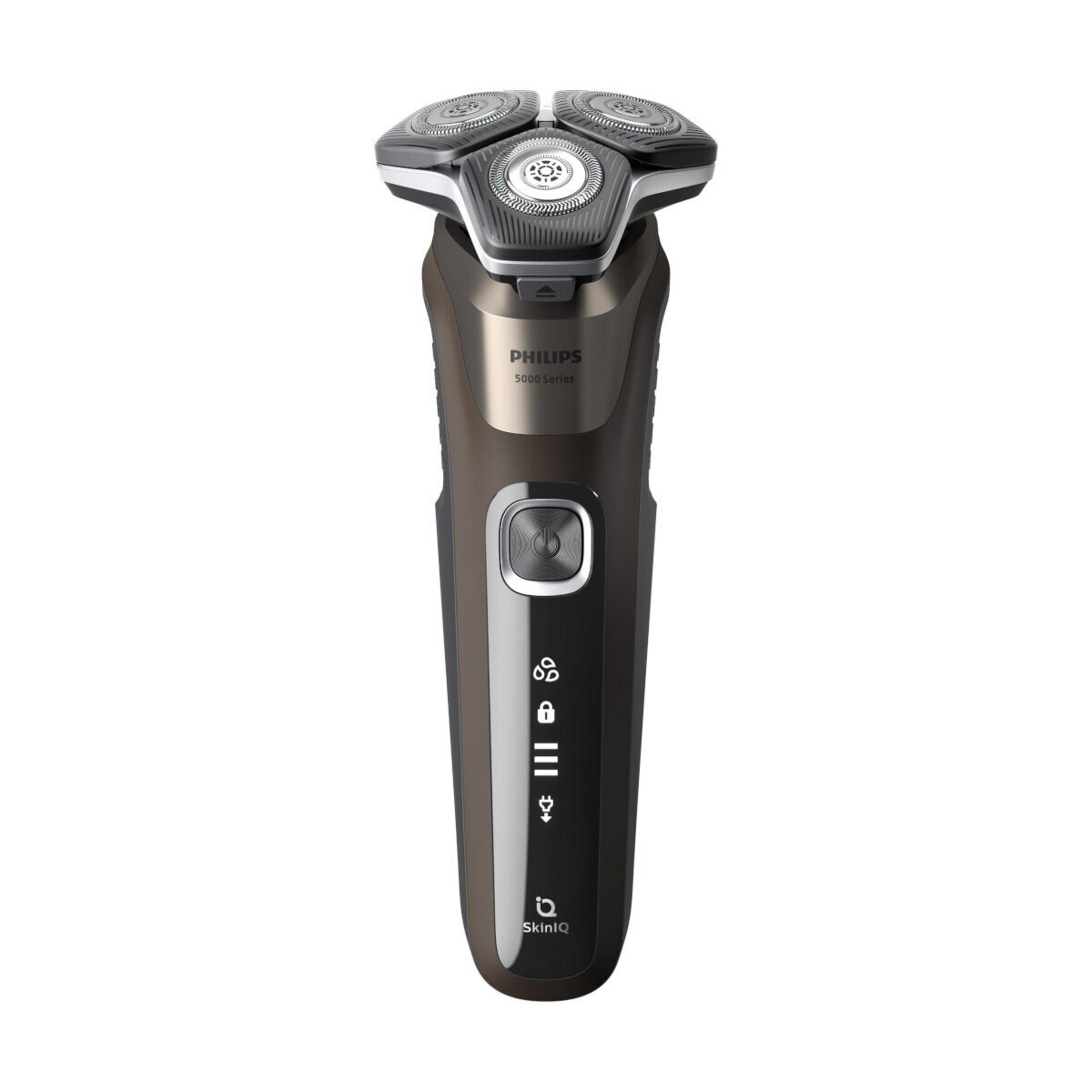 Un rasoio elettrico Philips. Ha tre testine. L'impugnatura è marrone scuro con un pulsante di accensione e il logo SkinIQ.
