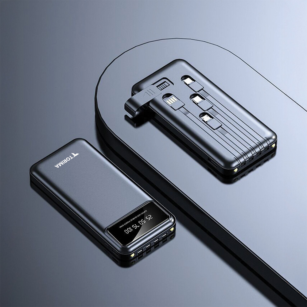 Yansıtıcı bir yüzeyde iki siyah powerbank. Birinde pil ömrünü gösteren ekran var. Diğerinde şarj kabloları takılı.