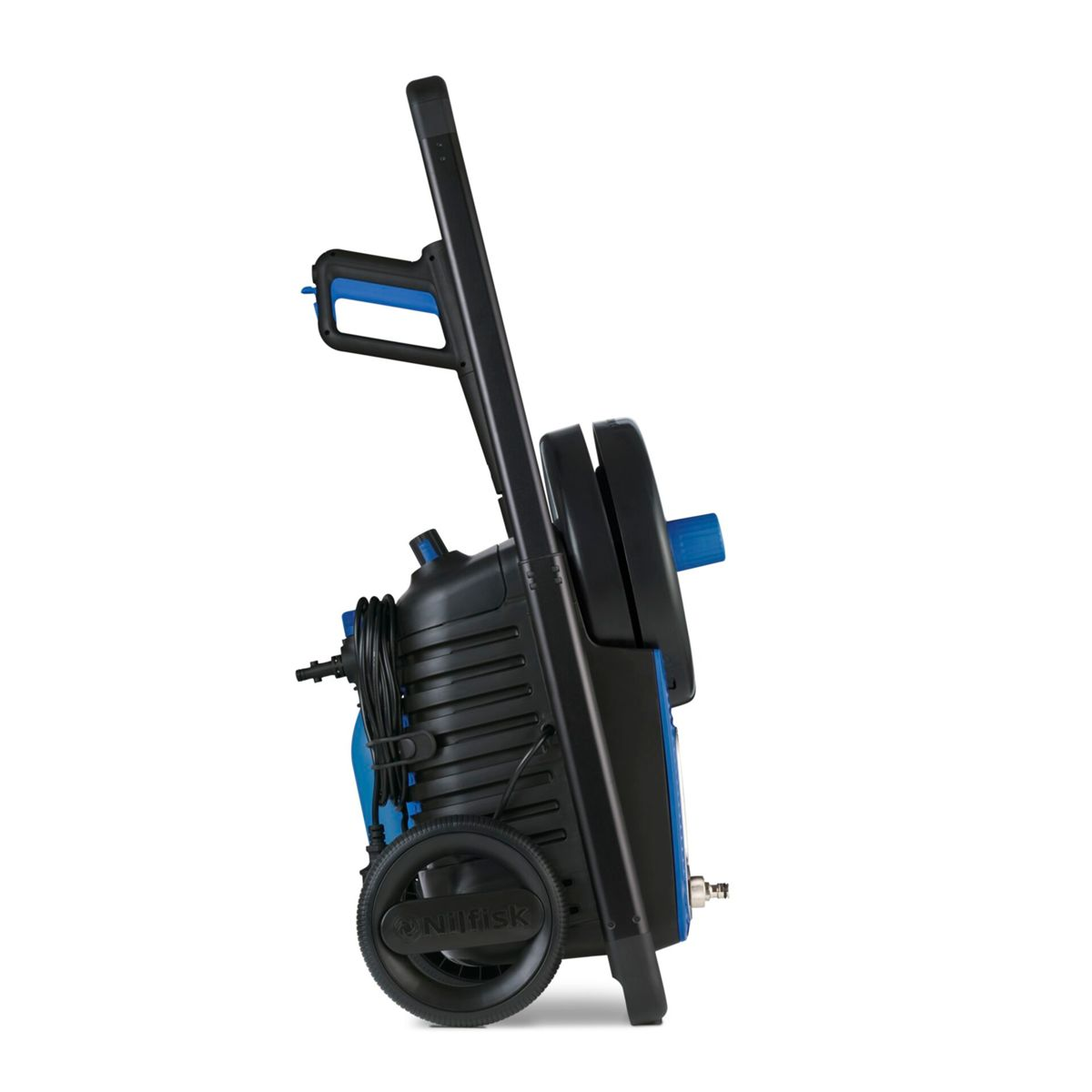 Widok z boku myjki ciśnieniowej Nilfisk. Jest czarny i niebieski, z uchwytem, kołami i wężem. Nazwa marki jest widoczna na kole.