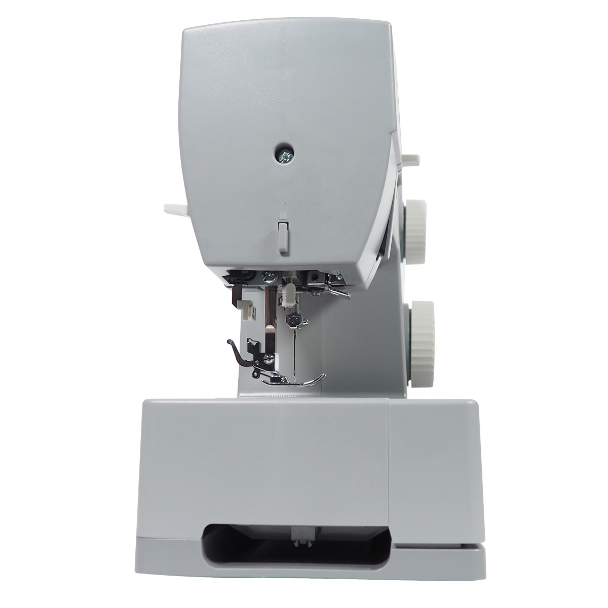 Szara maszyna do szycia z igłą, pokrętłami i stopką. Tło jest gładko białe.