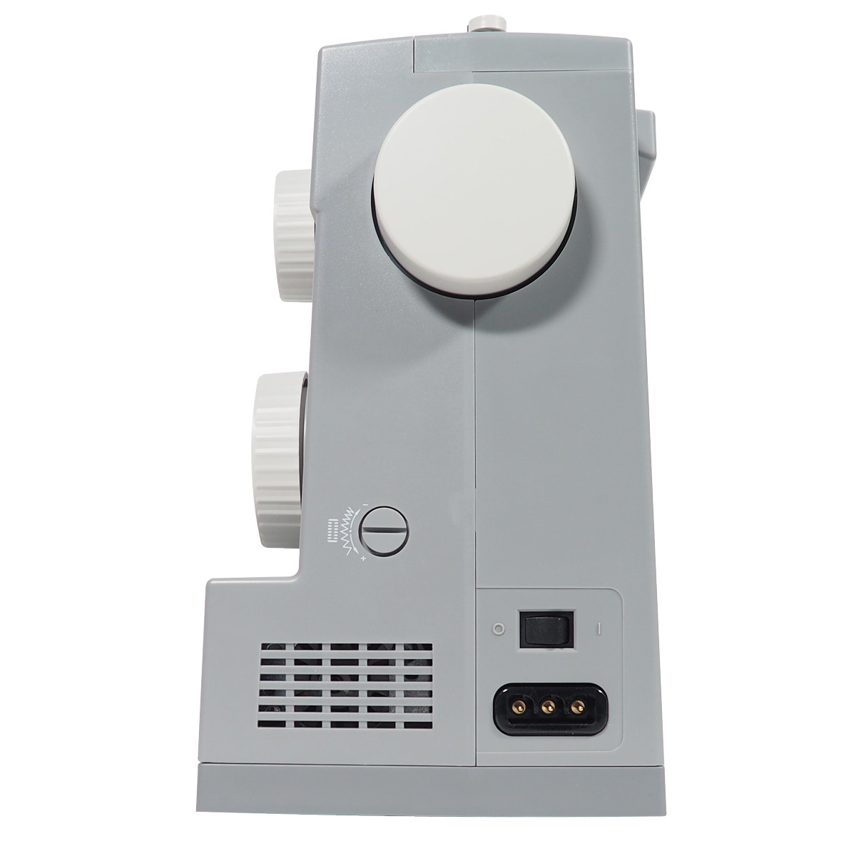 Szara maszyna do szycia jest pokazana na białym tle. Ma dużą białą tarczę, kilka mniejszych białych pokręteł i gniazdo zasilania.