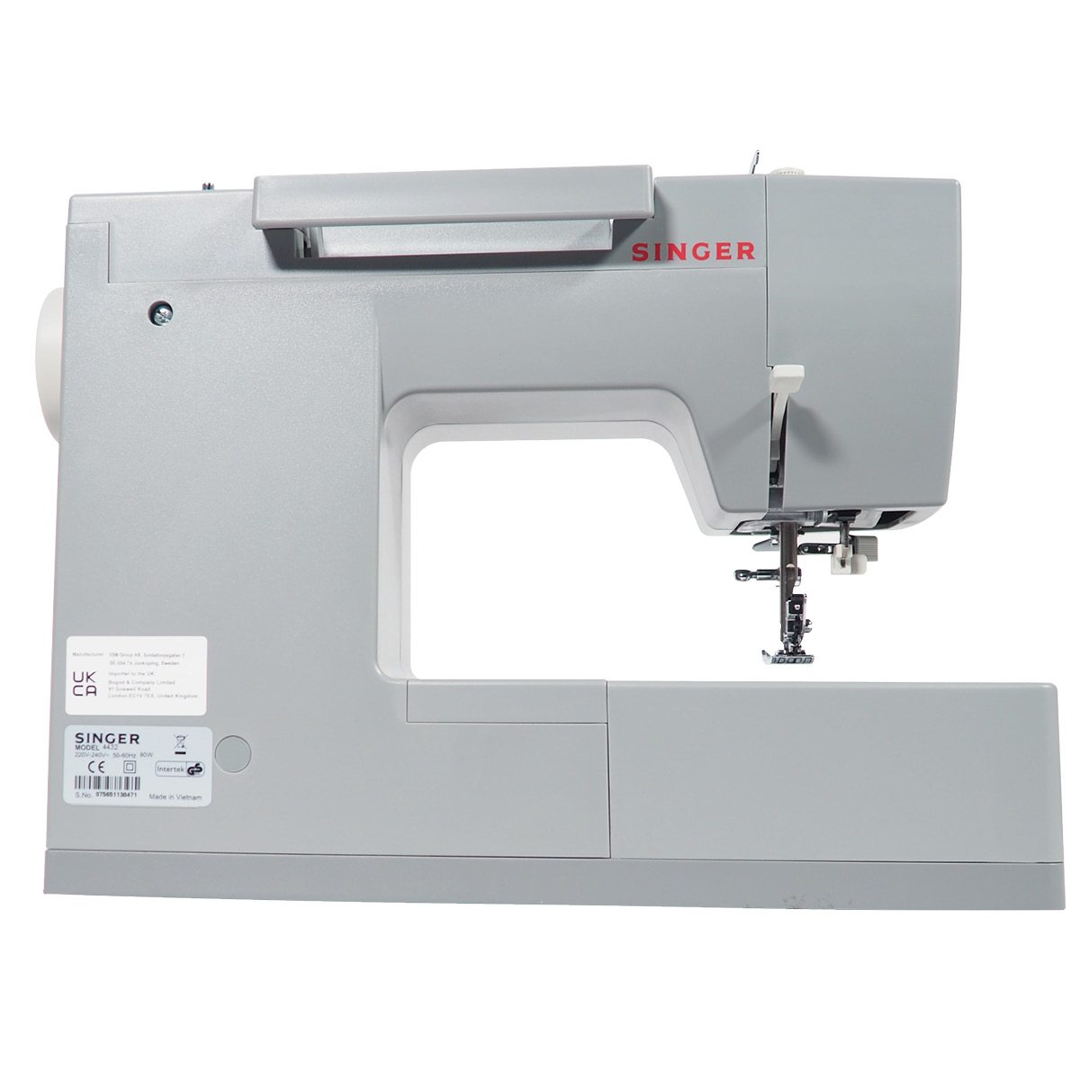 Szara maszyna do szycia Singer na białym tle. Logo Singer jest czerwone. Widoczne są etykiety i uchwyt.