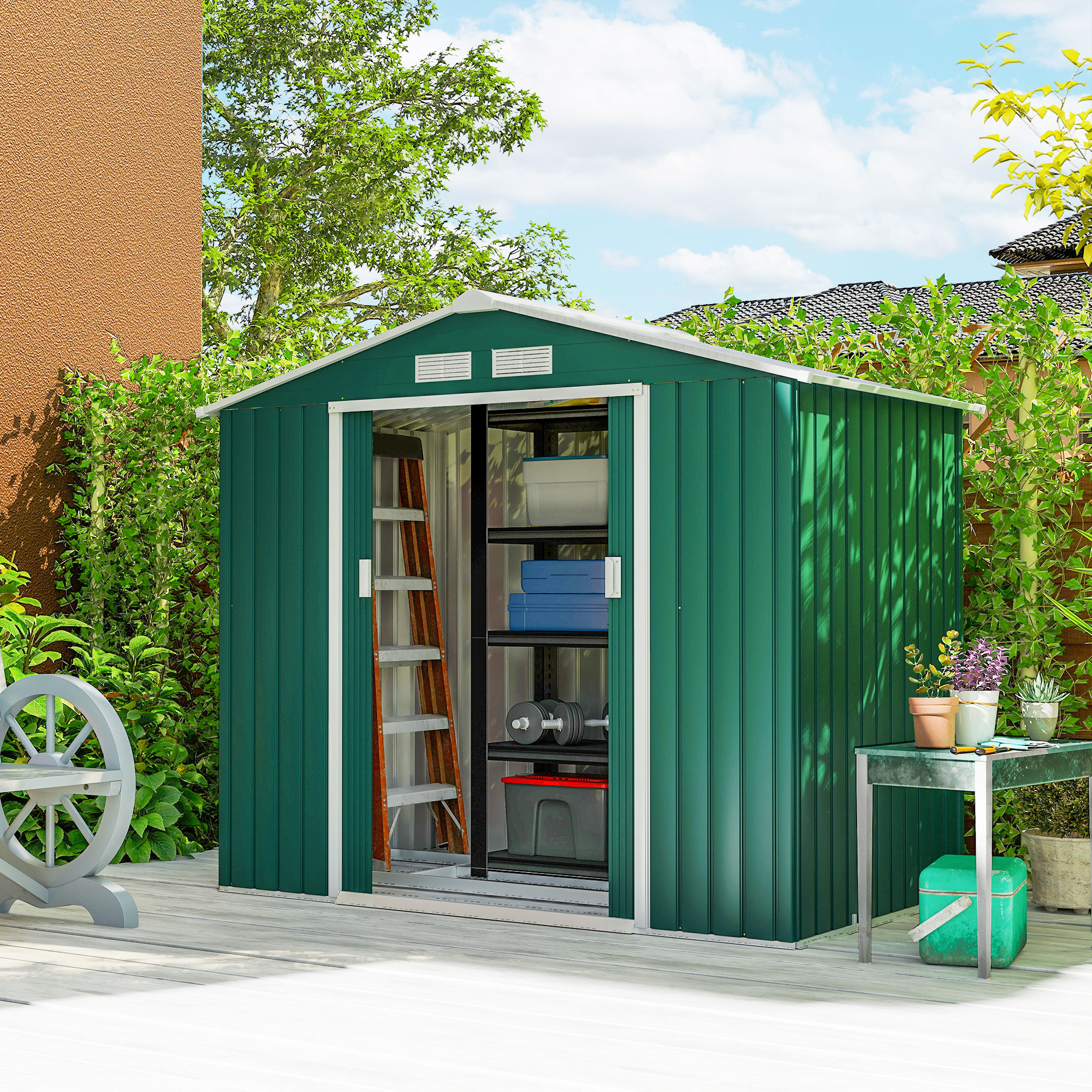 Capannone verde in giardino con porta aperta, scaffali con scatole, scala e pesi. Tavolo con piante e frigorifero.