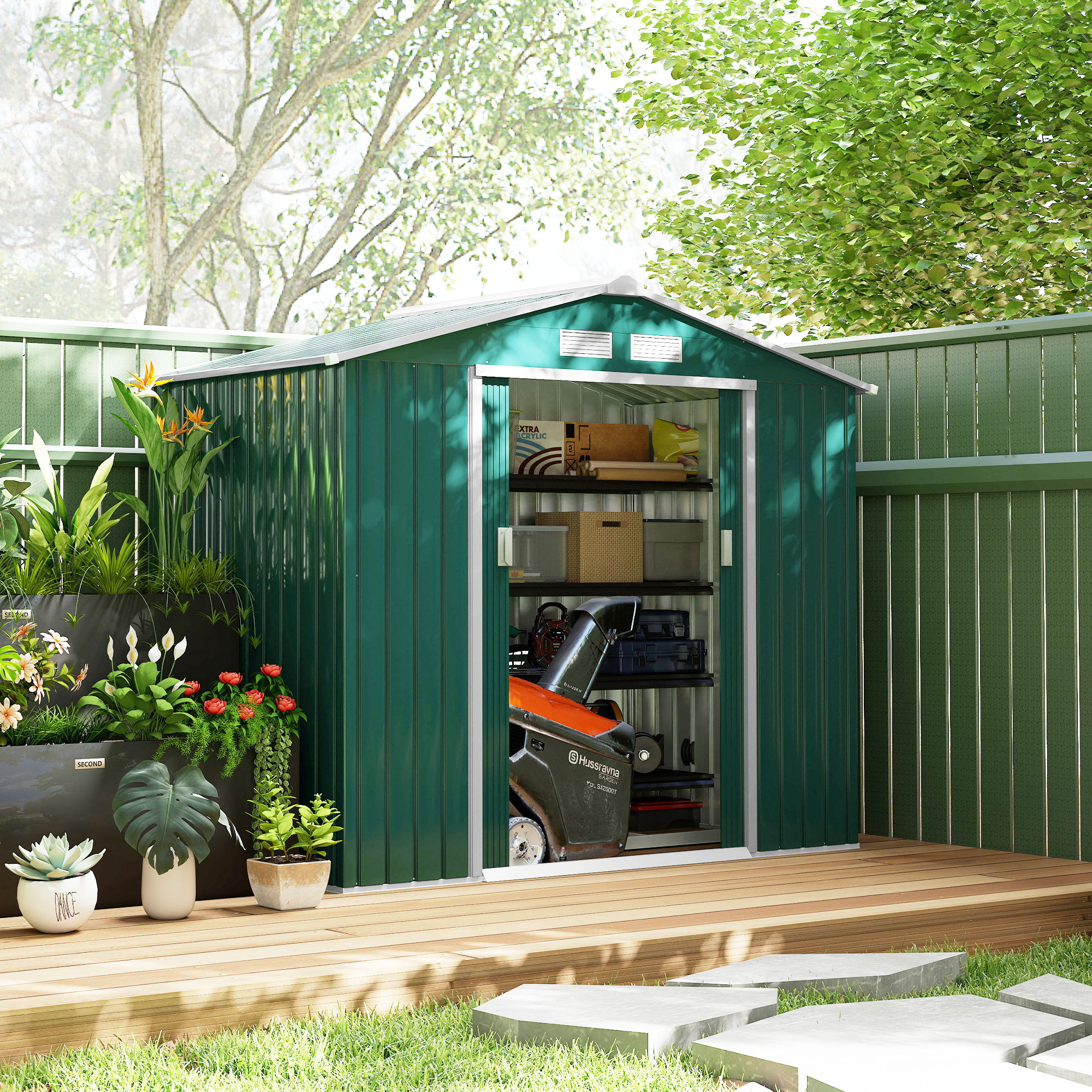 Capanno verde con porta aperta, rivela scaffali con oggetti. Piante in primo piano, ponte in legno, erba verde e alberi sullo sfondo.