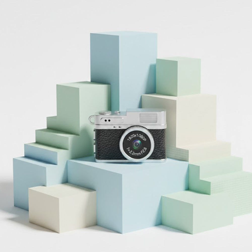 Eski tarz bir fotoğraf makinesi, merdiven gibi düzenlenmiş pastel renkli blokların üzerinde duruyor. Makine siyah ve gümüştür.