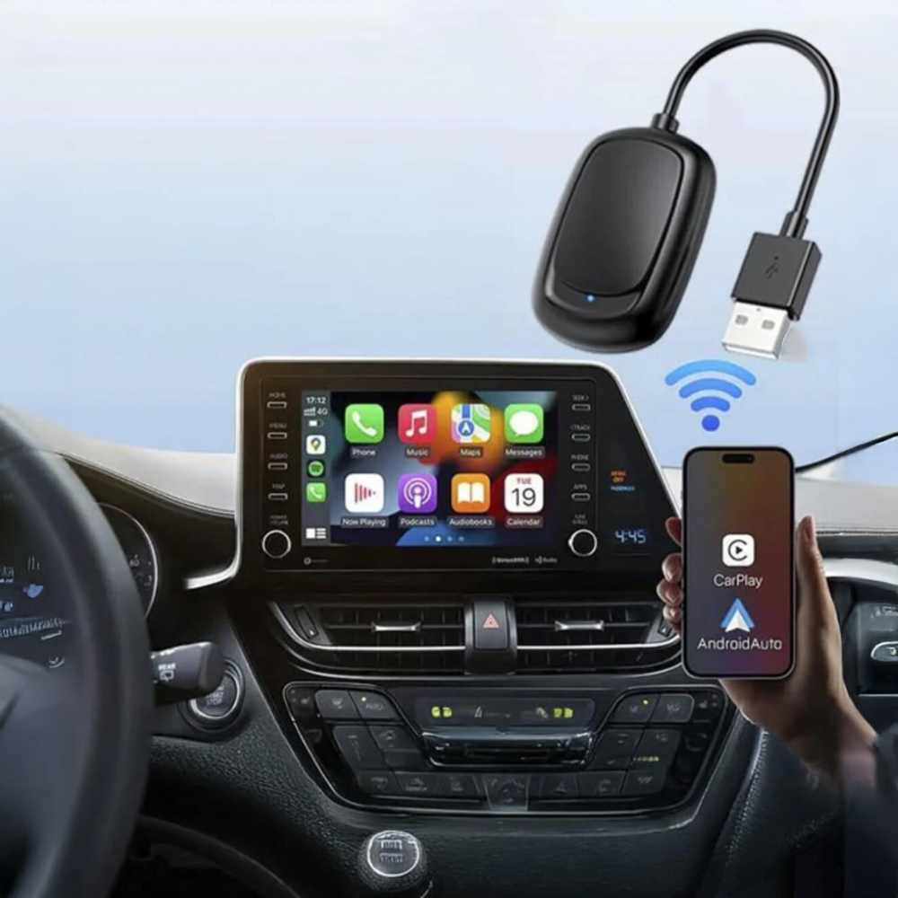 Araba gösterge paneli CarPlay ve Android Auto'yu gösteriyor. Bir telefon CarPlay'i görüntülüyor. USB kablolu siyah bir cihaz bağlı.
