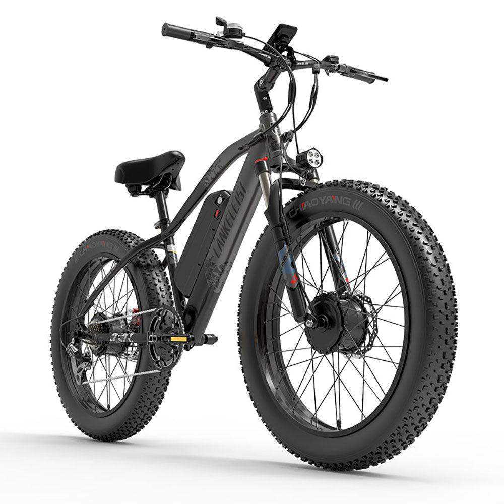 Una bicicletta elettrica nera con pneumatici spessi su sfondo bianco. La bici ha telaio nero e pneumatici grandi.