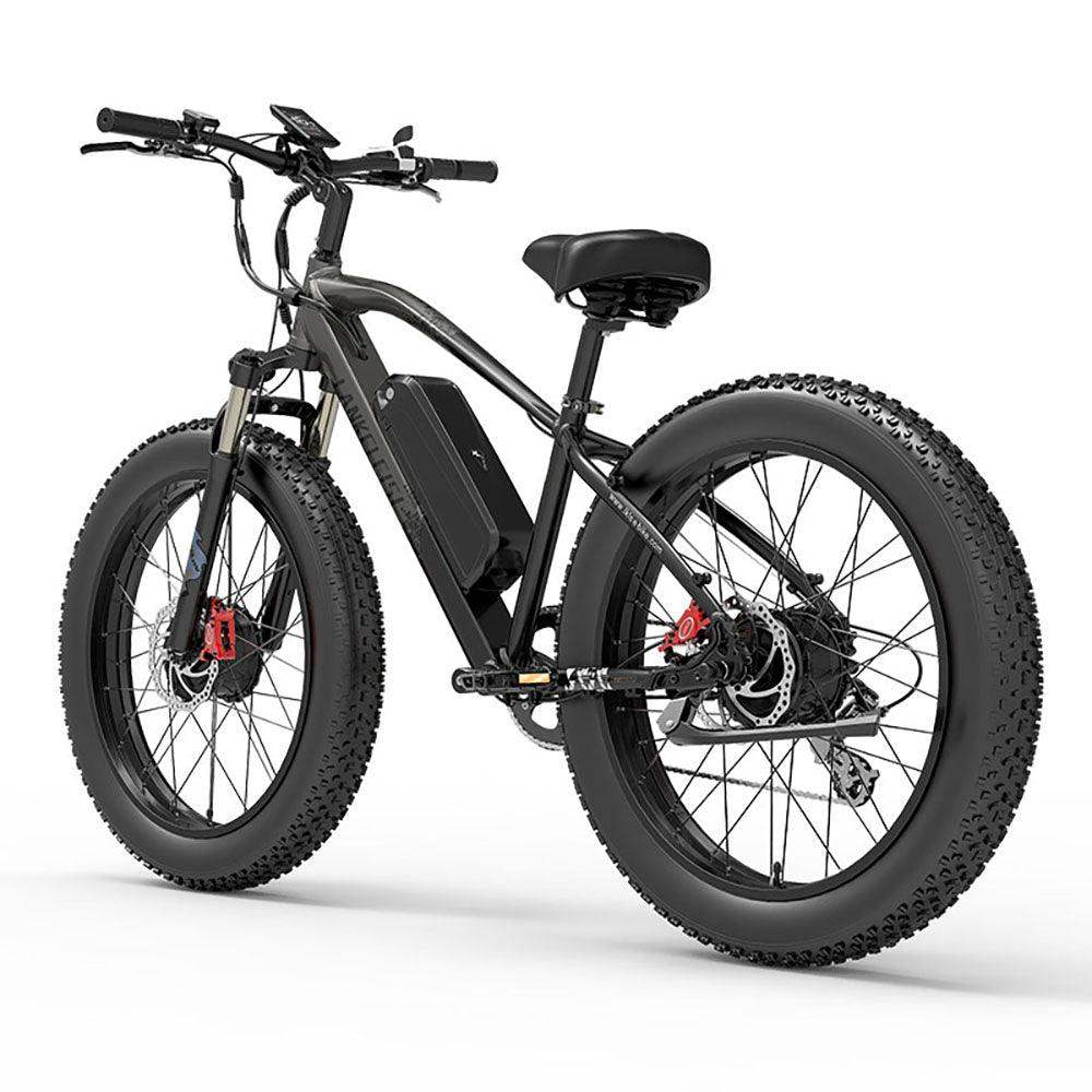 Bicicletta elettrica nera con pneumatici grandi. Dispone di batteria, sella, manubrio e freni a disco. Isolato su sfondo bianco.