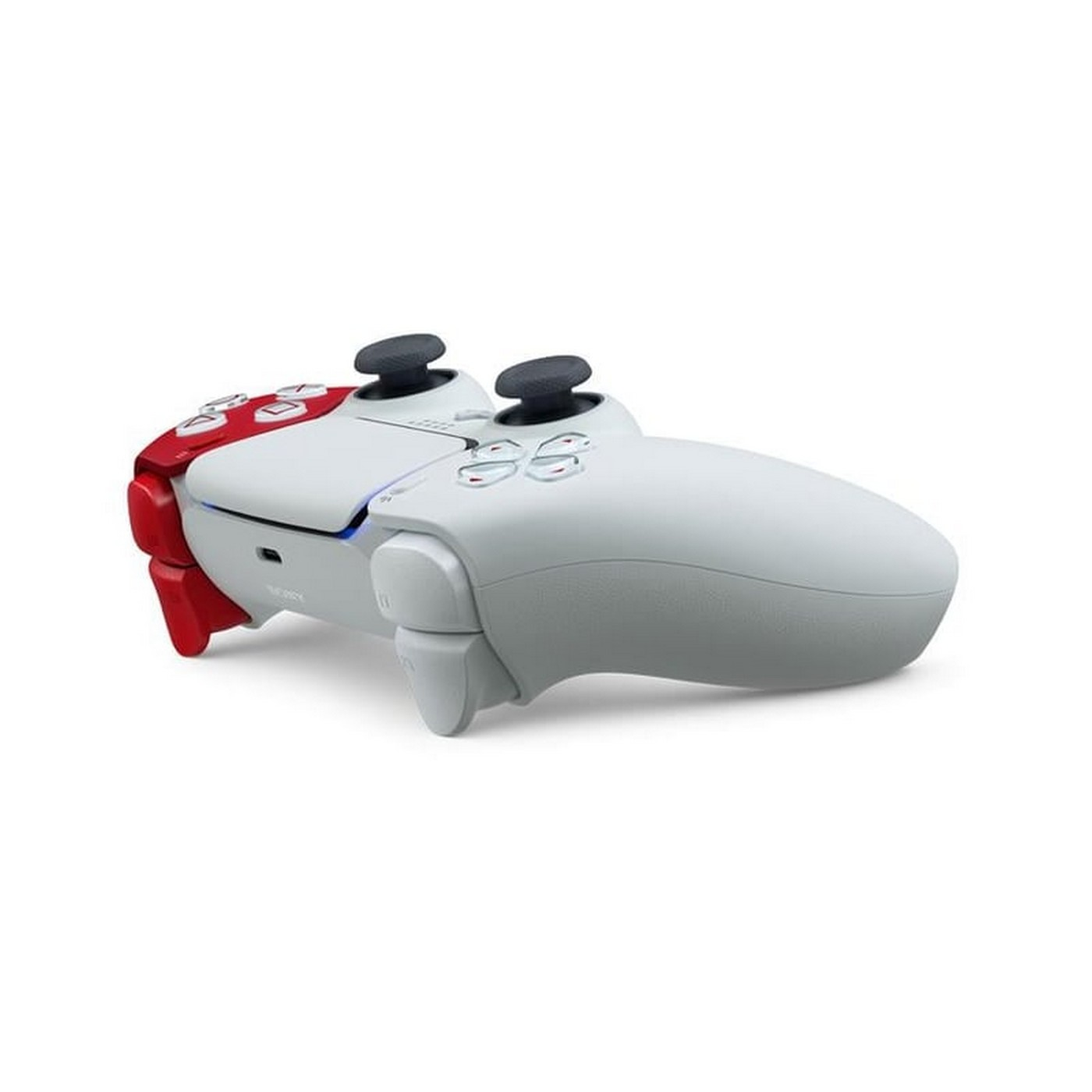 Beyaz ve kırmızı bir PlayStation 5 kontrolcüsü beyaz bir arka plan üzerinde gösteriliyor. Kontrolcü açılı olarak, düğmeleri ve joystickleri gösteriyor.