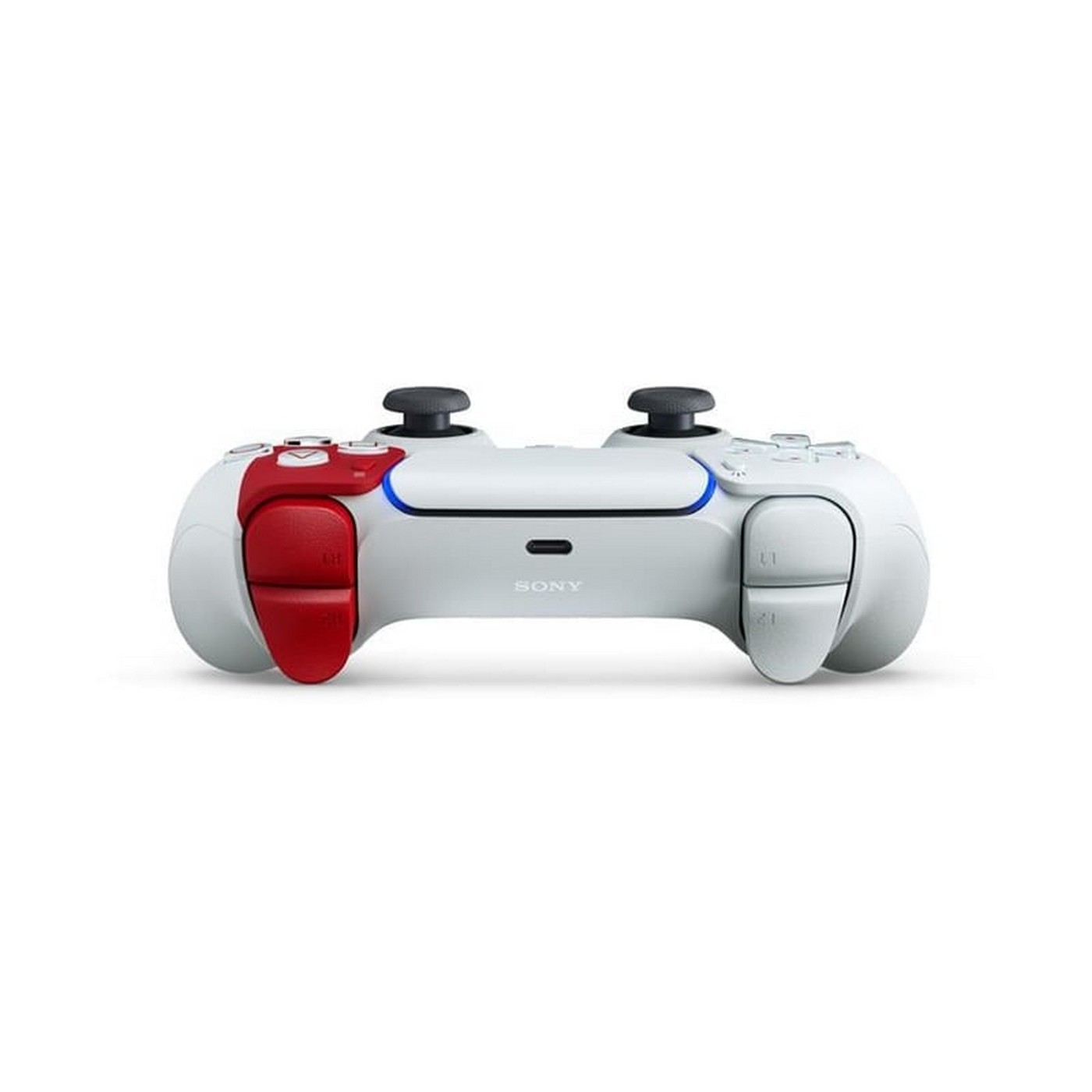 Kırmızı detaylara sahip beyaz bir PlayStation 5 kontrolcüsü. Siyah joystick'lere ve merkezi bir dokunmatik yüzeye sahip. Sony logosu görünür.