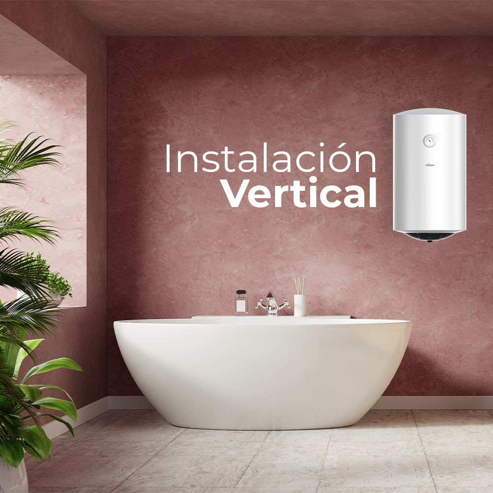 Un baño con bañera blanca, calentador de agua vertical y texto 'Instalación Vertical'. Una planta y una ventana son visibles.