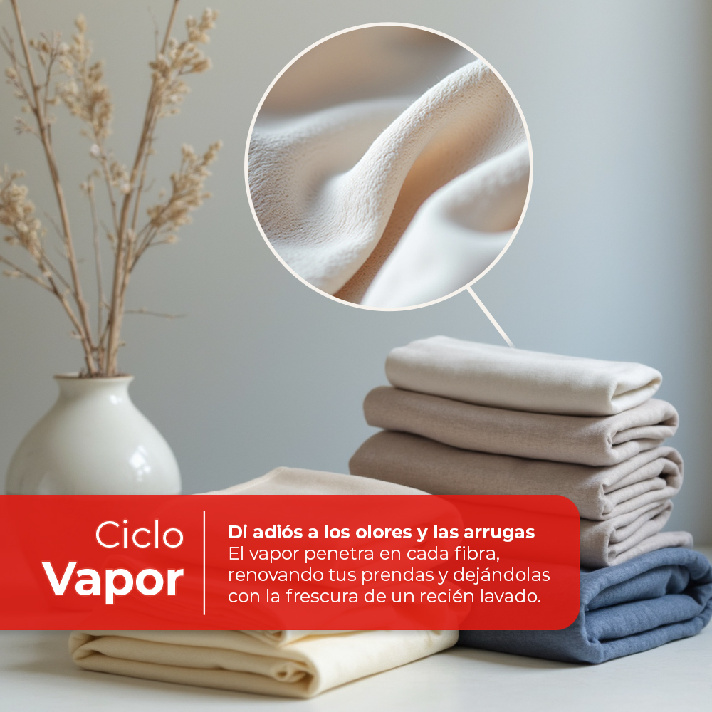 Primer plano de tela. Varias prendas dobladas apiladas. Jarrón con plantas secas a la izquierda. Texto dice 'Ciclo de vapor'.