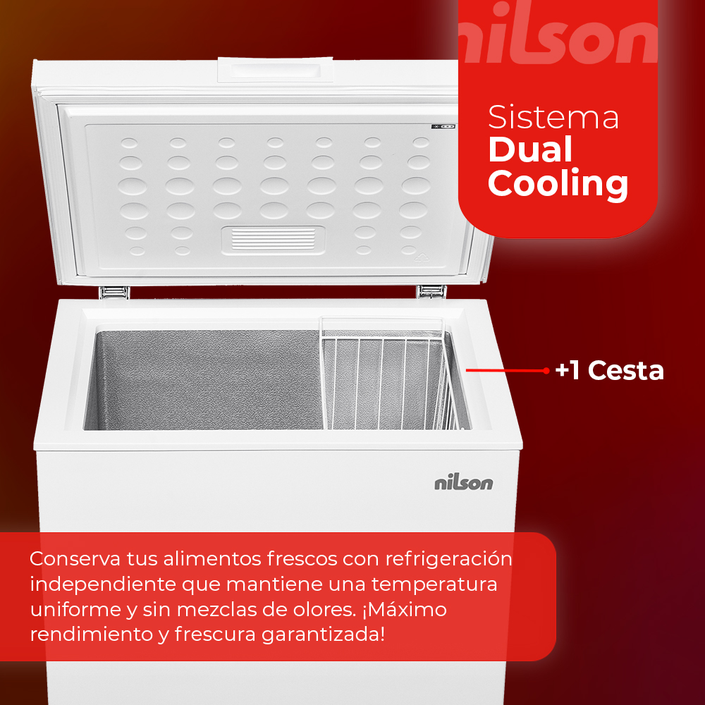 Un congelador Nilson blanco con la tapa abierta. Tiene una cesta dentro y una pancarta roja con texto.