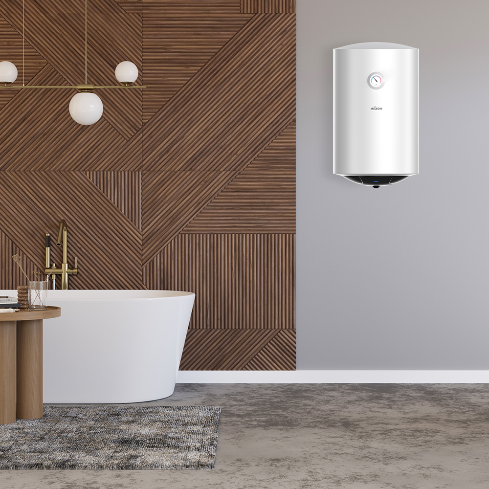 Un baño moderno con bañera blanca, pared de madera y calentador de agua. El suelo es de hormigón, hay una alfombra.