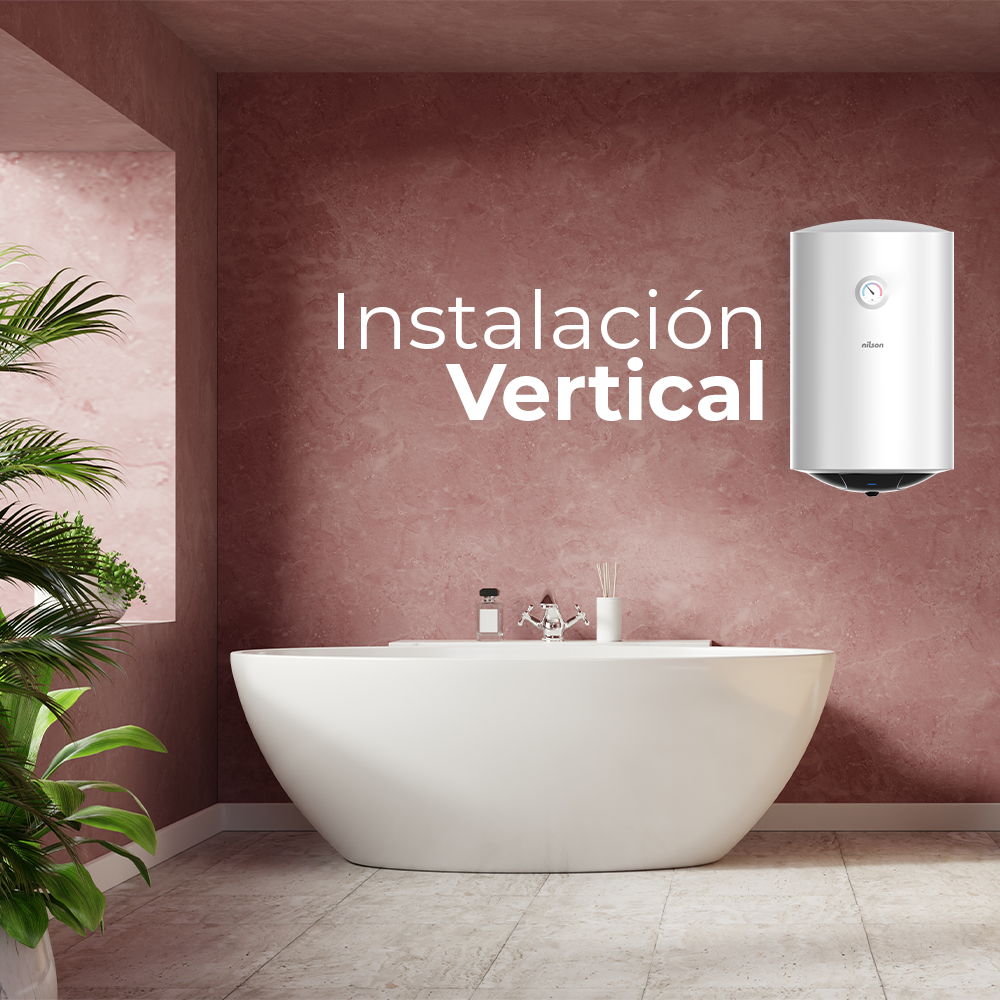 Baño con bañera blanca, calentador de agua vertical y planta. Texto: Instalación Vertical.