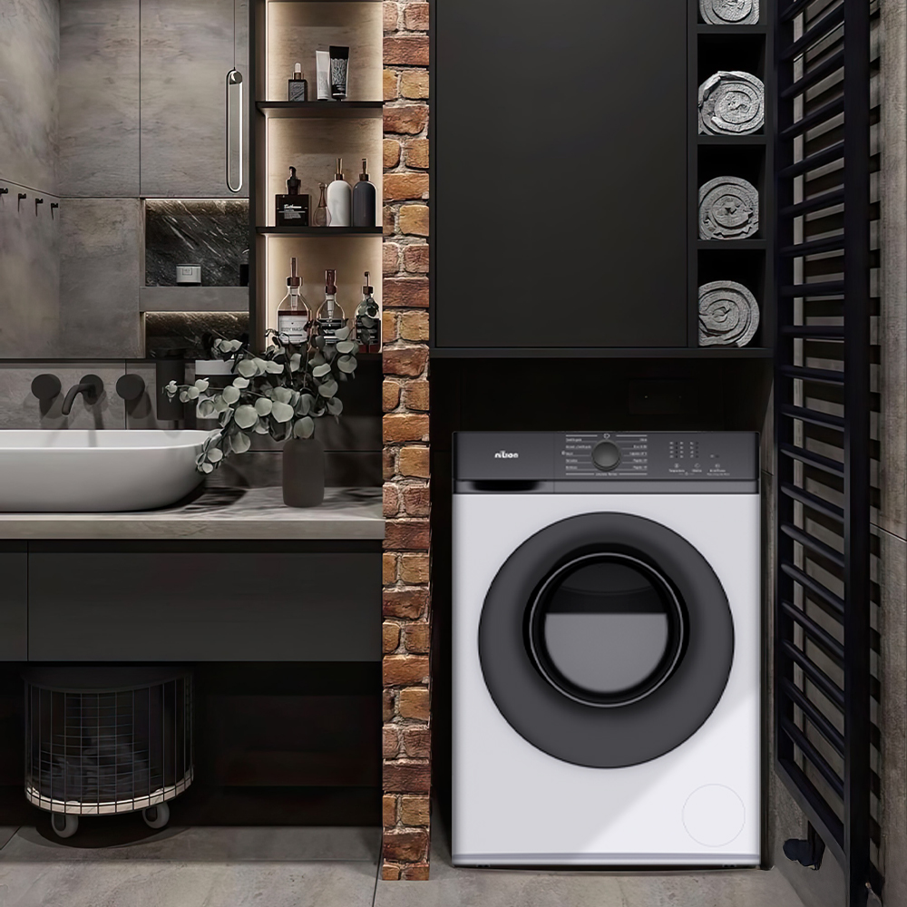 Baño con lavadora, lavabo y estanterías. Pared de ladrillo, decoración gris y negra, toallas y artículos de aseo.