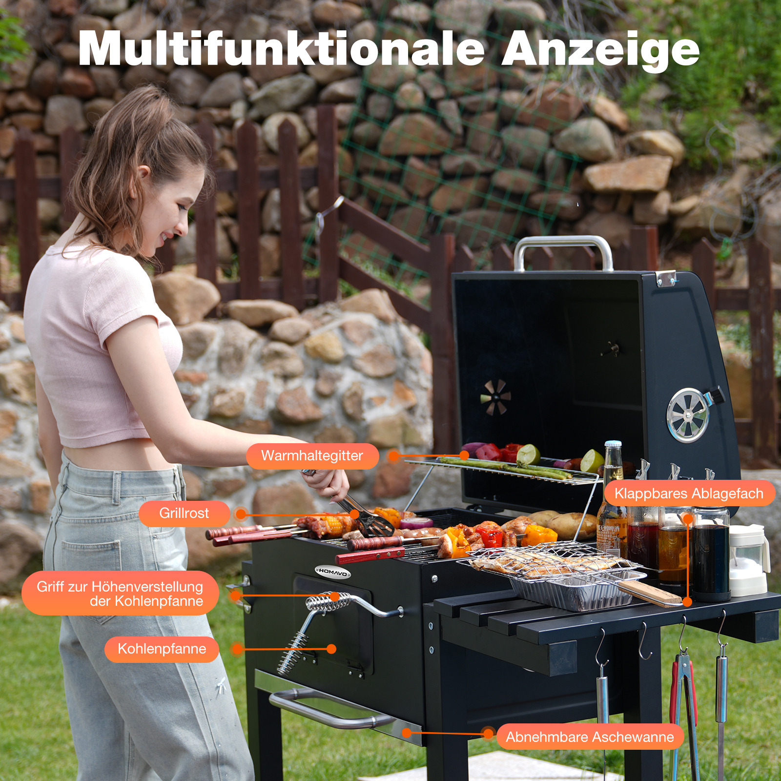 Eine Frau grillt im Freien Essen auf einem schwarzen Grill. Der Grill hat mehrere Funktionen. Der Hintergrund umfasst einen Holzzaun und Steine.
