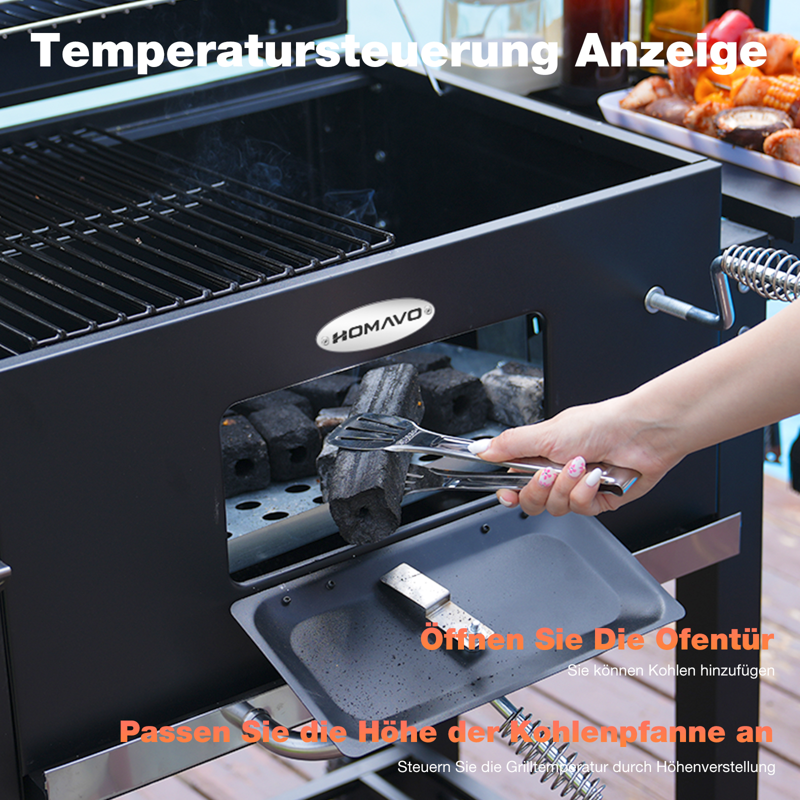 Eine Person verwendet eine Zange, um Holzkohle in einem schwarzen Grill zu bewegen. Der Grill hat eine offene Tür, mit deutschem Text.
