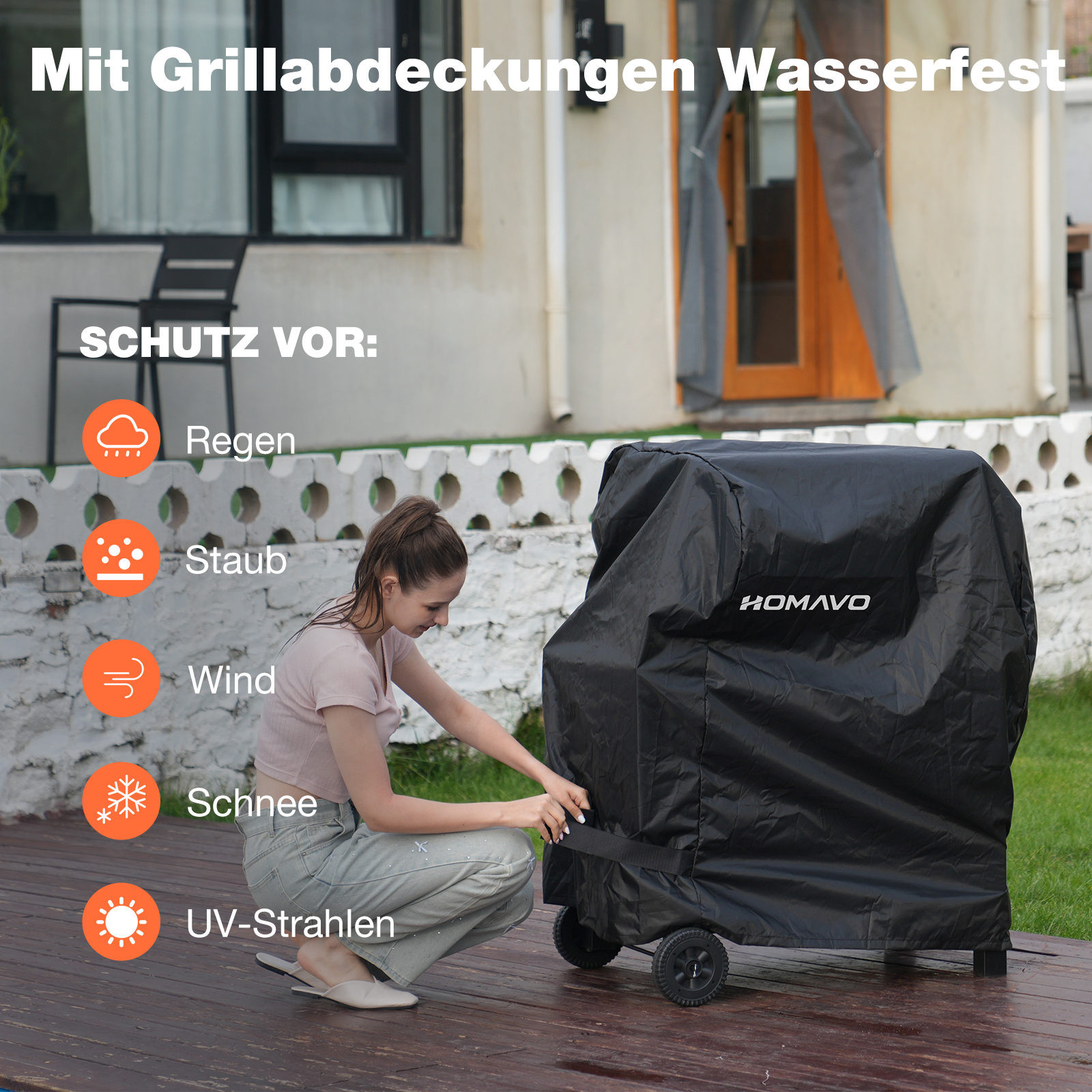 Eine Frau kniet und sichert eine schwarze Grillabdeckung. Die Abdeckung mit der Aufschrift 'KOMAVO' schützt vor Regen, Staub, Wind, Schnee und UV-Strahlen.
