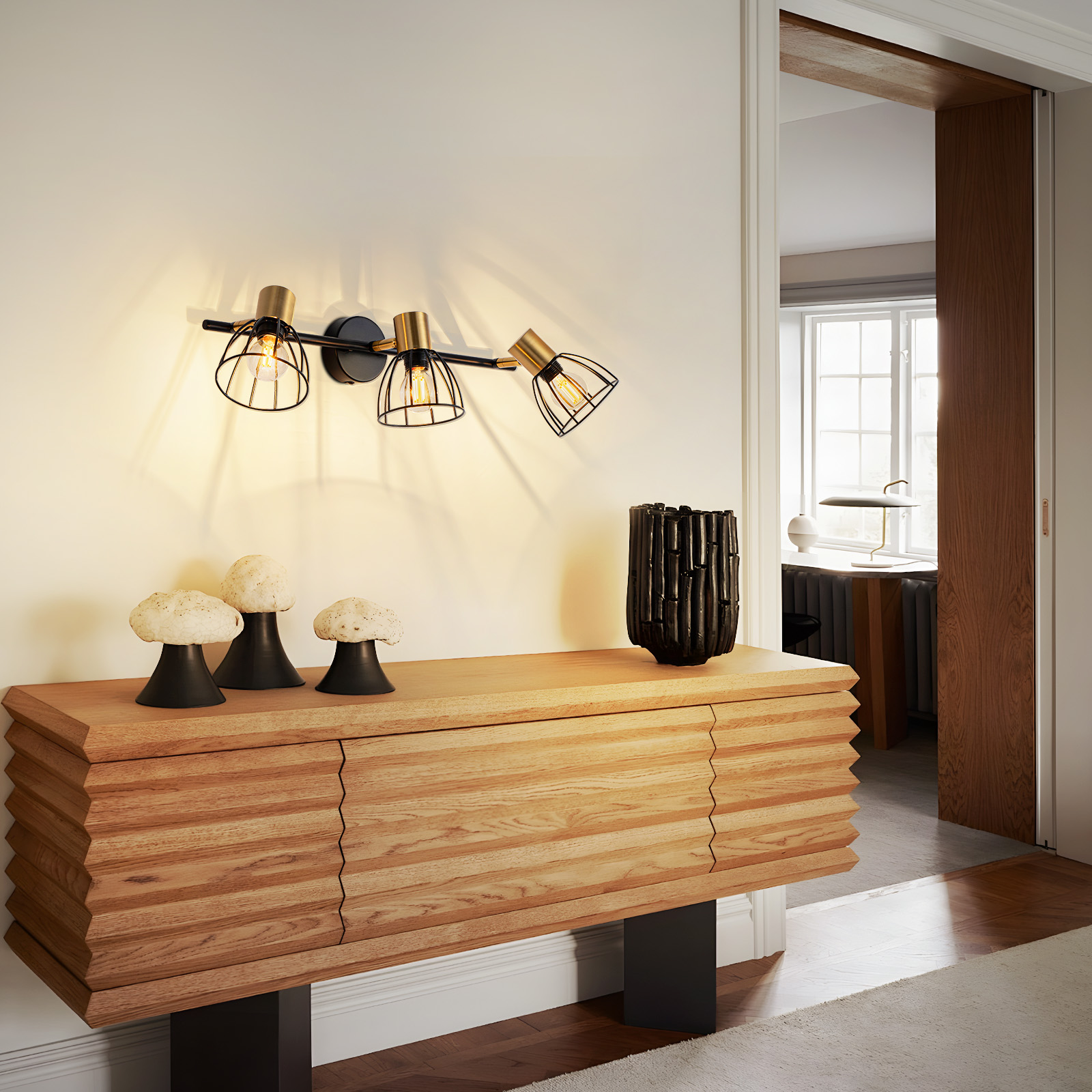 Un soggiorno moderno con un mobile in legno, una lampada e oggetti decorativi. Una porta conduce a un'altra stanza.