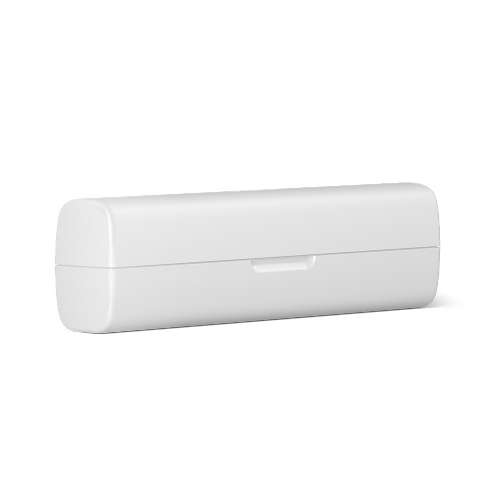 Una funda rectangular blanca con bordes redondeados. La funda tiene una tapa con una pequeña hendidura para abrirla. El fondo es blanco.