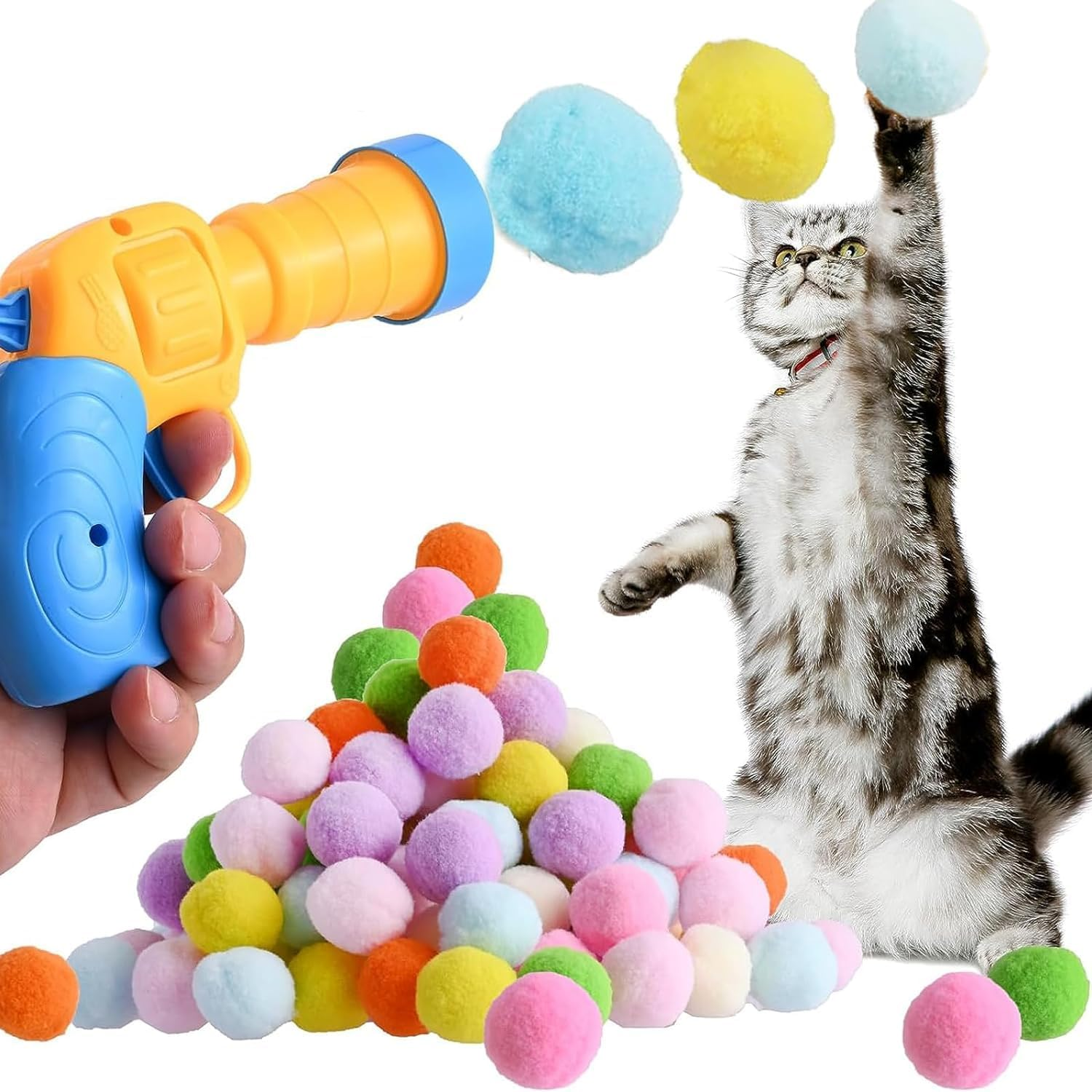 Eine Katze spielt mit bunten Bällen und fängt einen. Eine Spielzeugpistole schießt Bälle. Ein Haufen bunter Bälle liegt am Boden.