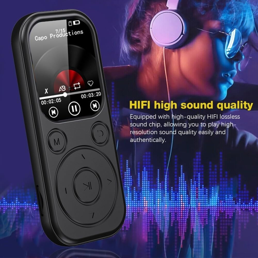 Schwarzer MP3-Player mit Bildschirm, der Titelinformationen anzeigt. Kopfhörer und eine Person im Hintergrund, mit dem Text 'HIFI hohe Klangqualität'.