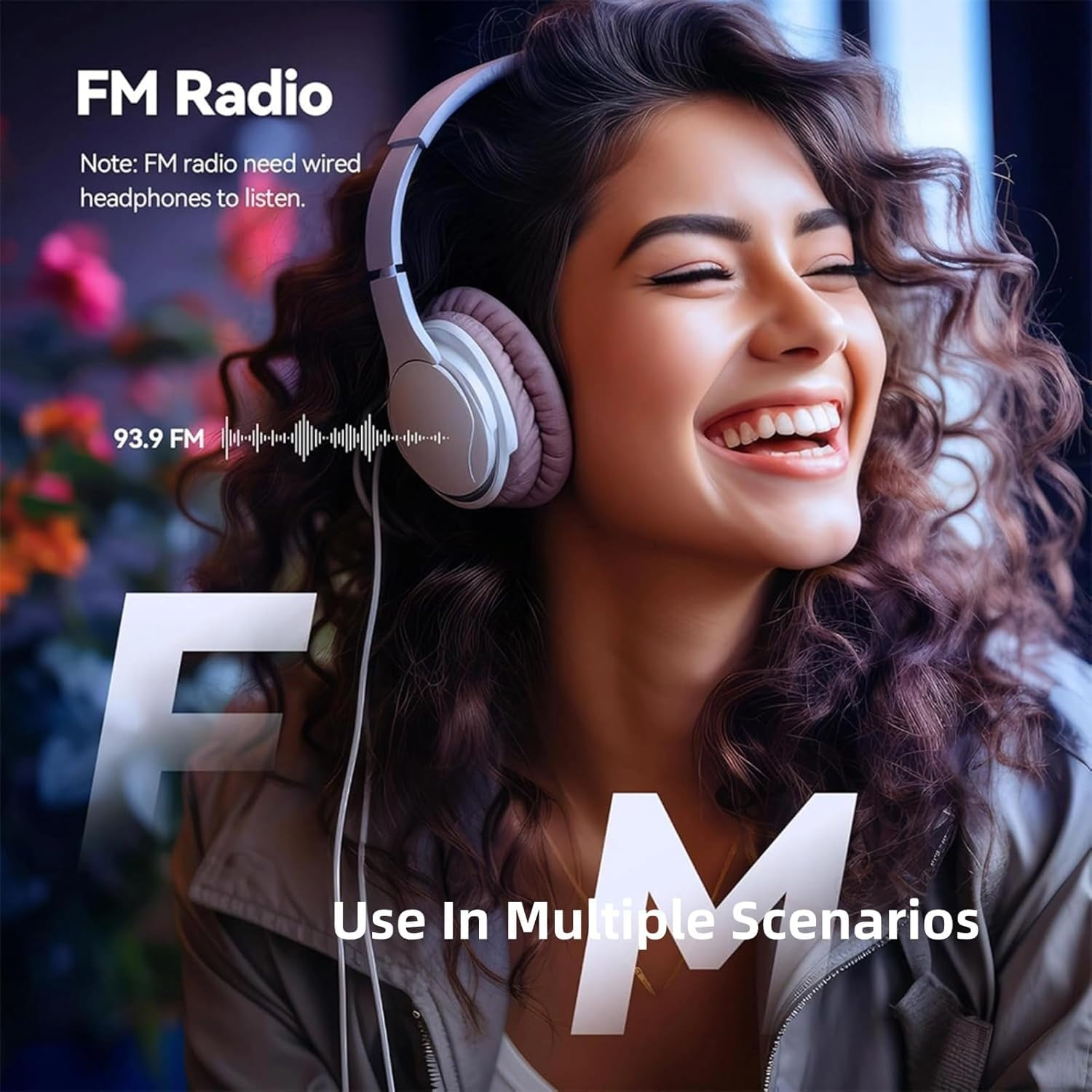 Lächelnde Frau mit Kopfhörern, die für die FM-Radio-Nutzung wirbt. Text überlagert: 'FM Radio' und 'In mehreren Szenarien verwenden'.