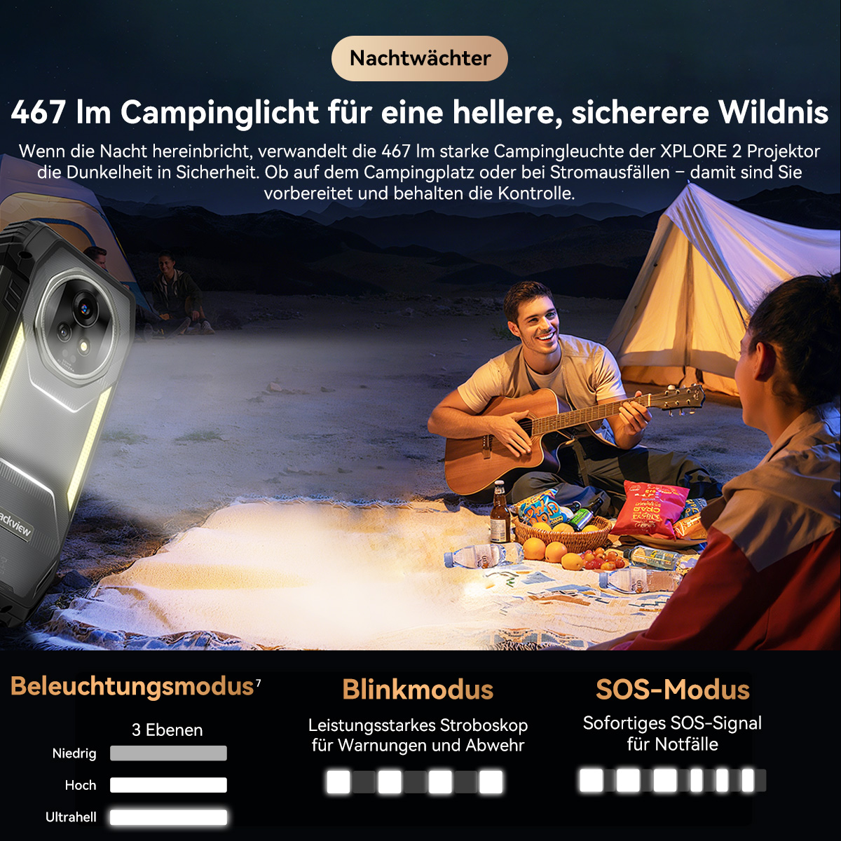 Ein Mann spielt Gitarre. Eine Taschenlampe leuchtet. Essen und Getränke liegen am Boden. Zwei Personen sind anwesend.