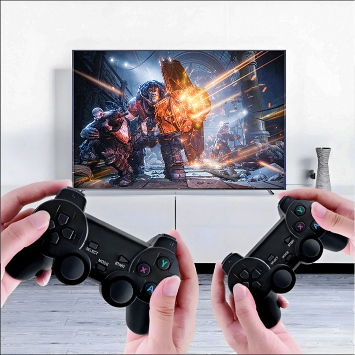 Hände halten schwarze Controller und spielen Videospiele auf dem Fernseher. Das Spiel zeigt Charaktere in Rüstung. Weißer Hintergrund.