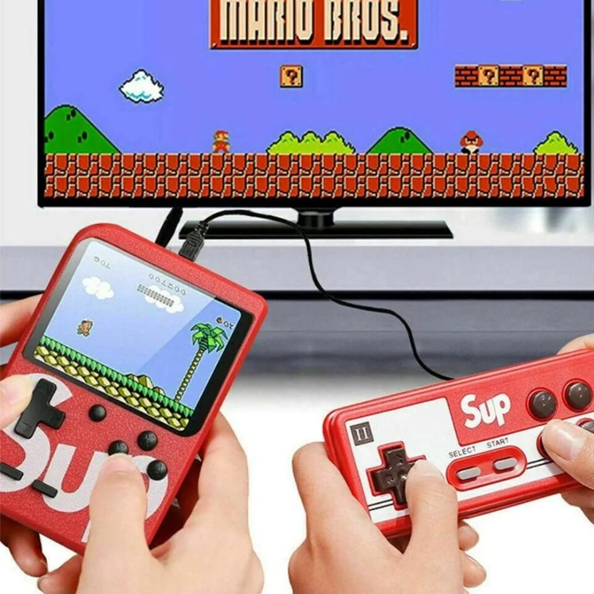 Mani che tengono console di gioco rosse che giocano a Mario Bros. su una TV. Una console ha uno schermo che mostra il gioco. L'altra ha pulsanti.